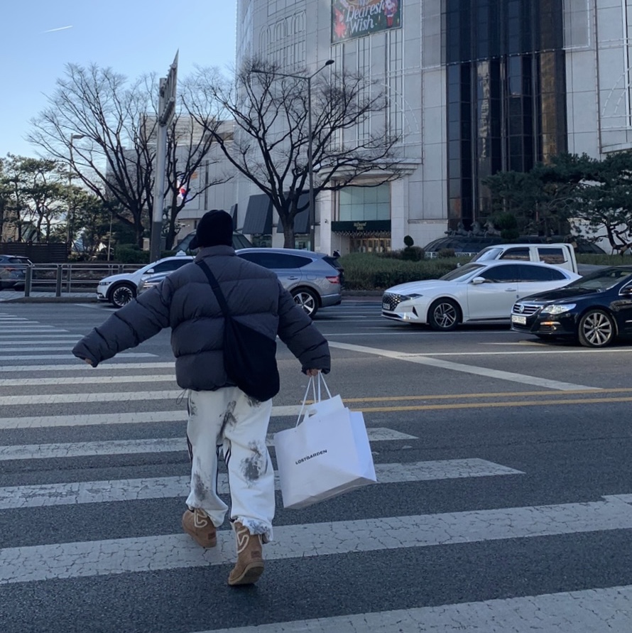 어그 x 텔파 로고 미니 체스트넛, 노스페이스 플리스 이어머프 비니 블랙 착용 스타일 - 2