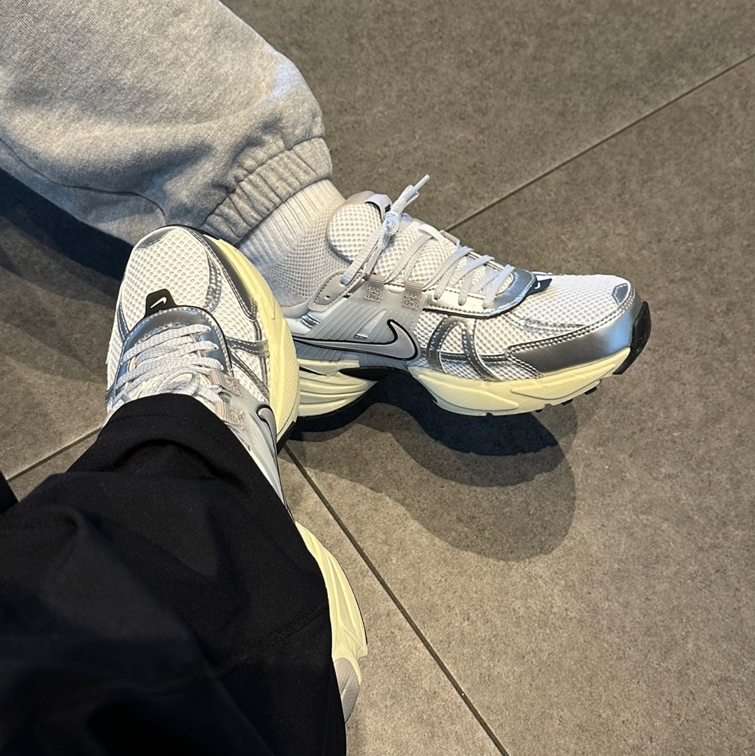Nike V2K Run Summit White Metallic Silver 착용 스타일