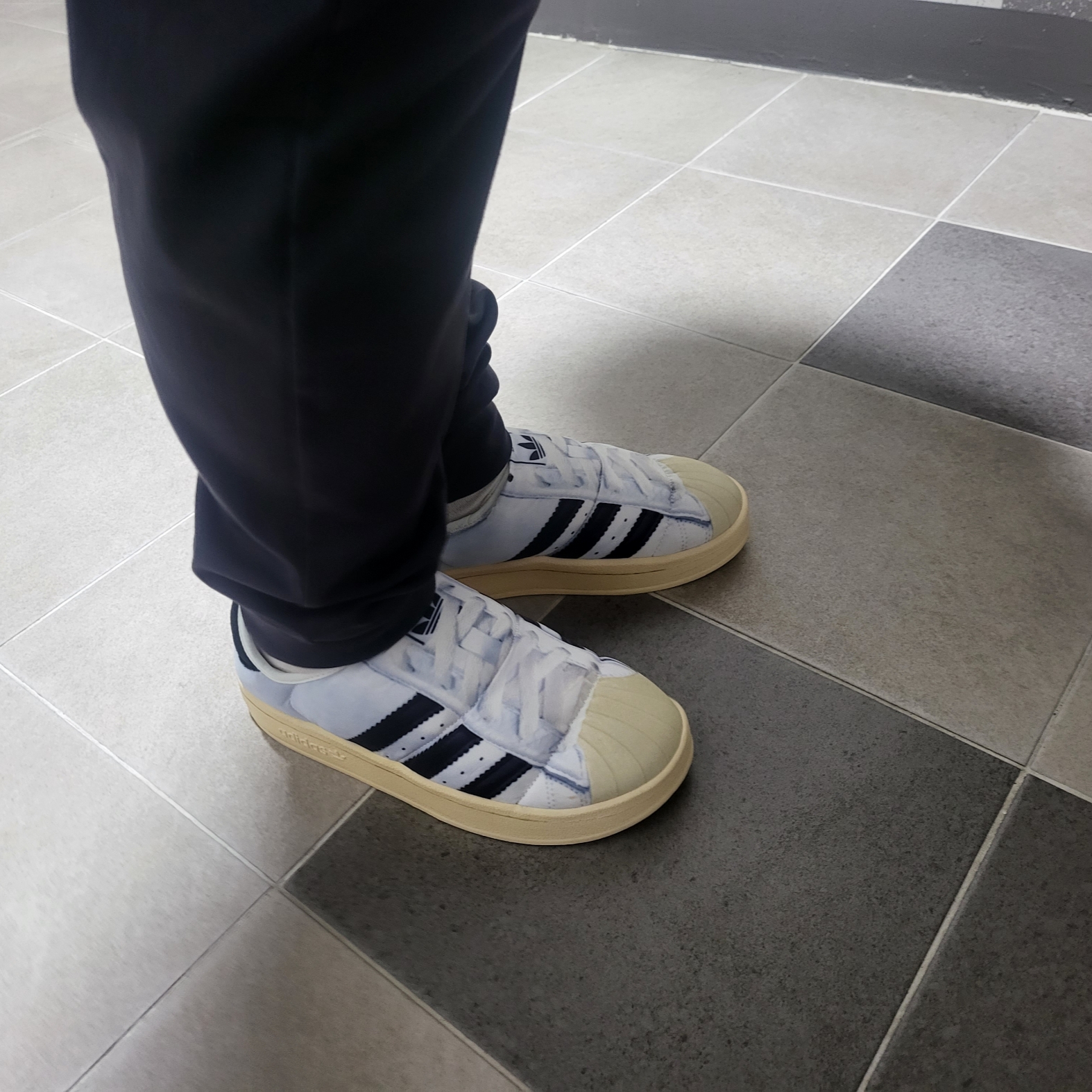 Adidas Puffylette Superstar Cloud White 착용 스타일 - 2