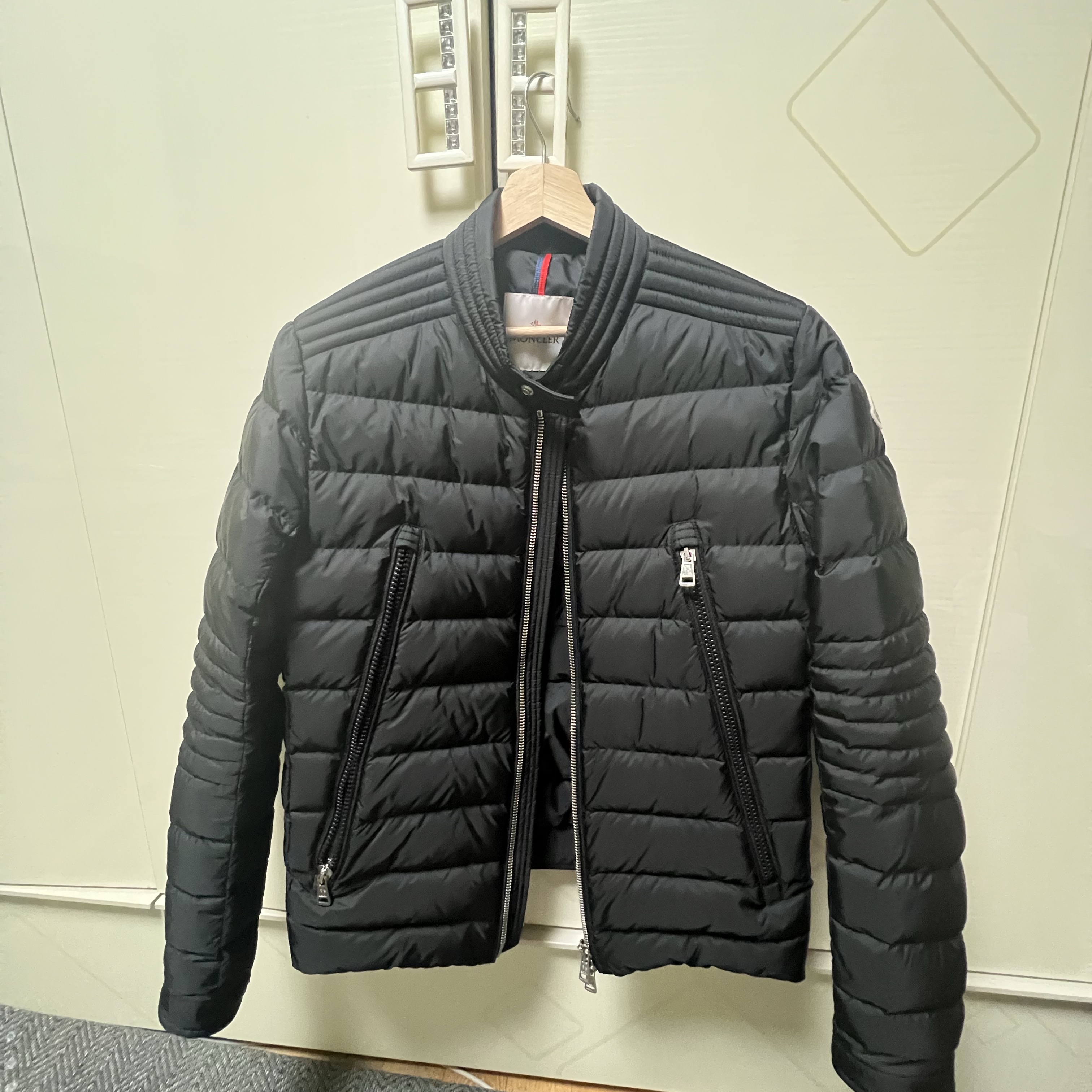 Moncler Amiot Short Down Jacket Black - 23FW 착용 스타일 - 2