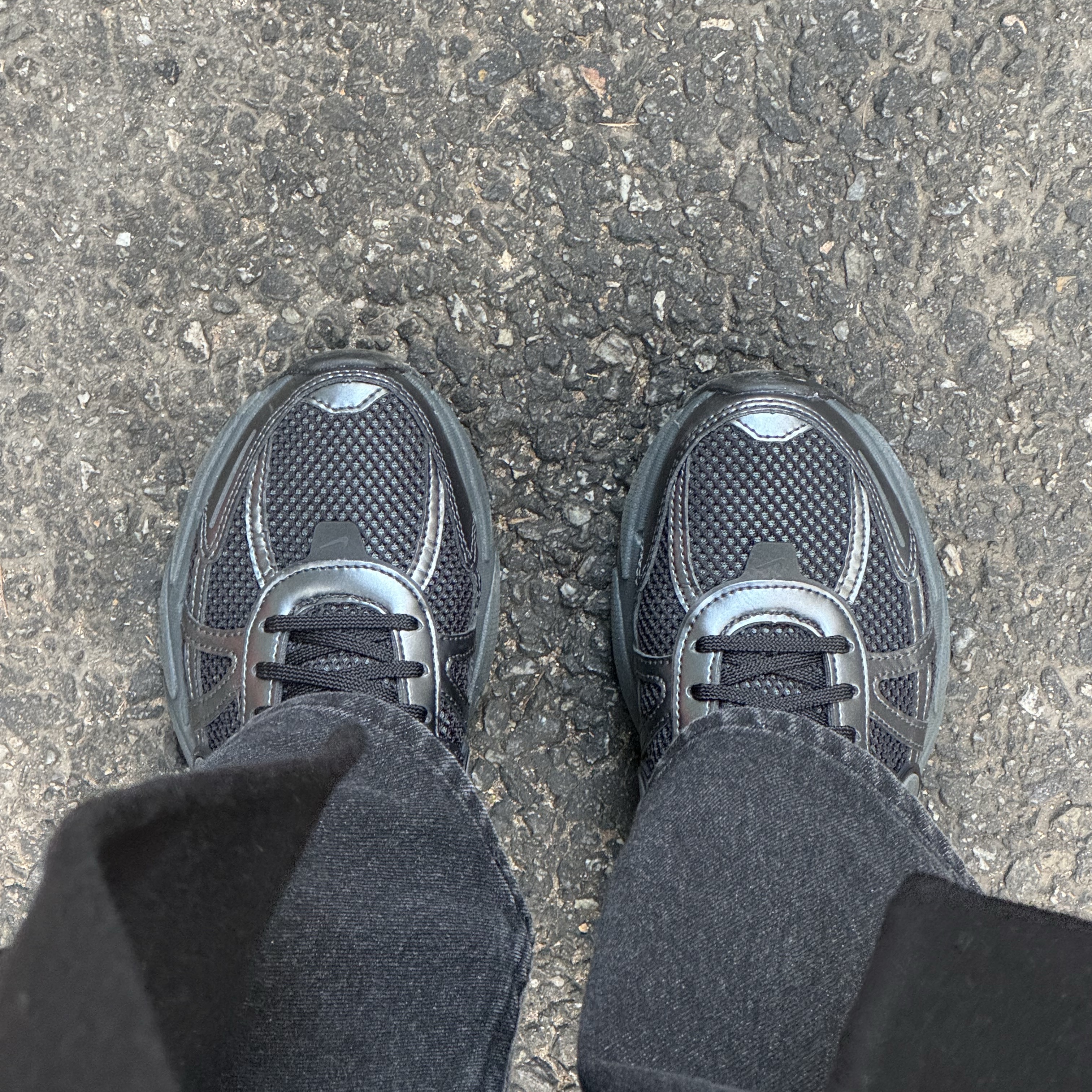 Nike V2K Run Black Anthracite 착용 스타일