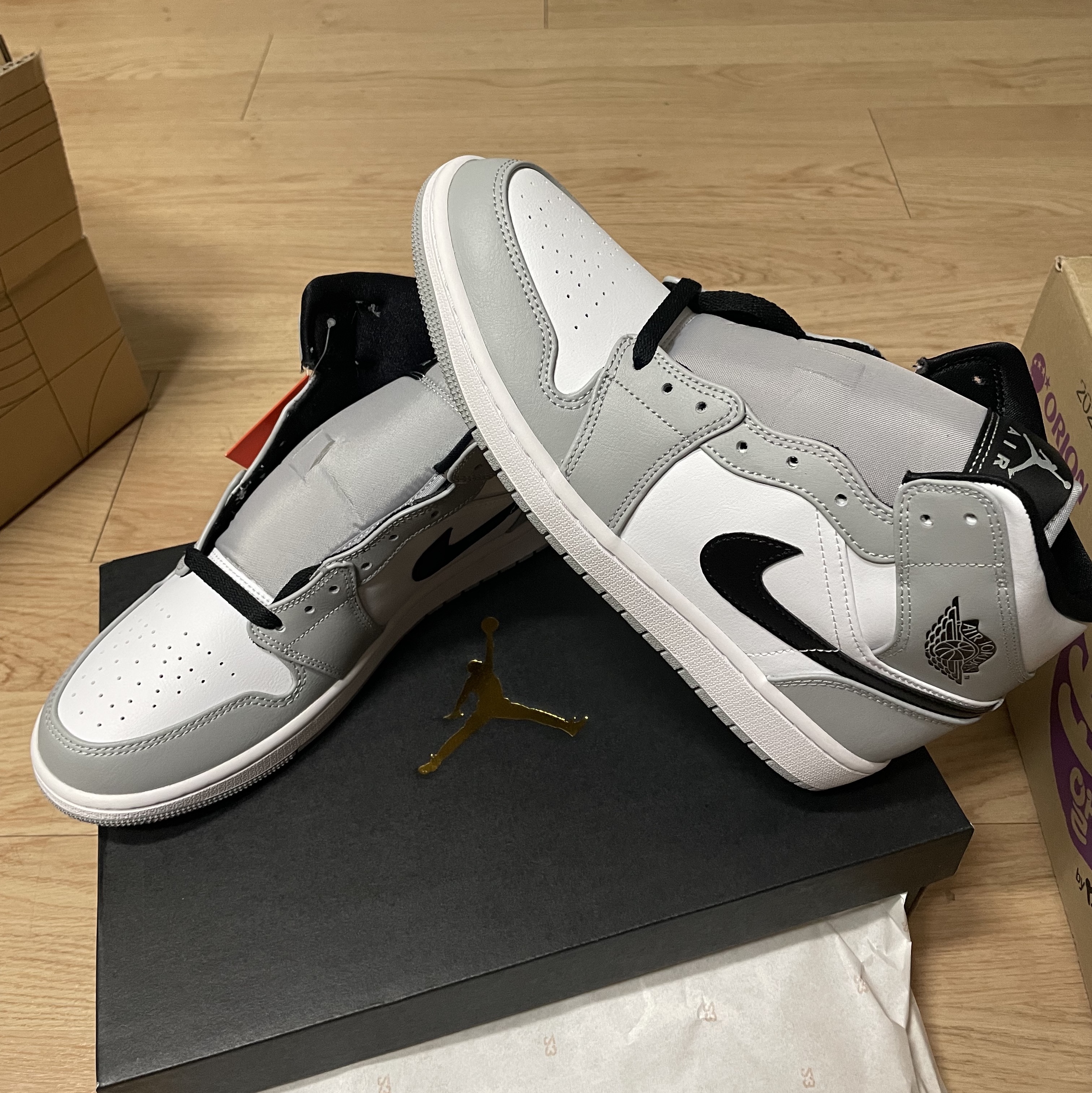 Jordan 1 Mid Light Smoke Grey 착용 스타일