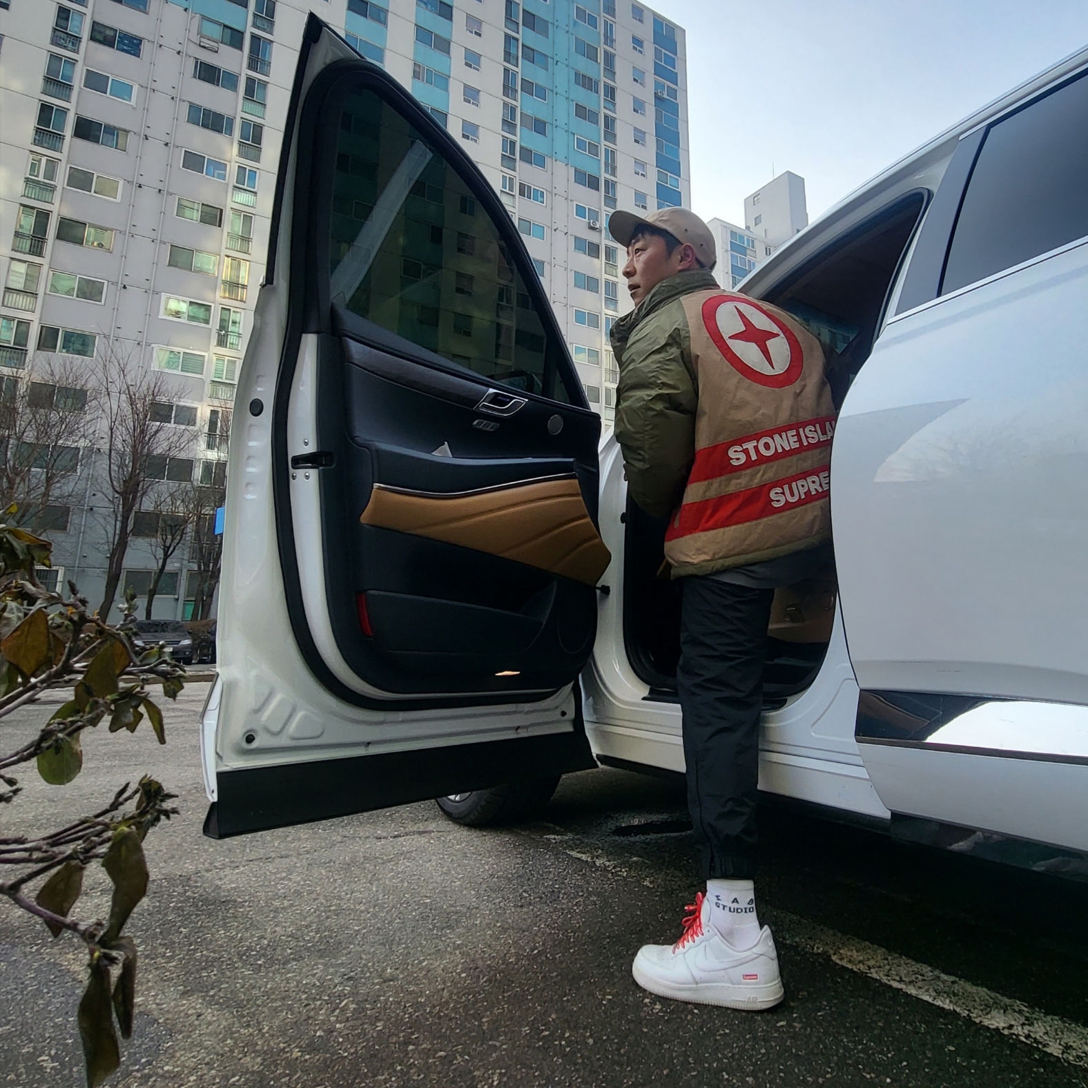 Supreme x Stone Island Reversible Down Puffer Jacket Olive - 23FW, Nike x Supreme Air Force 1 Low White 착용 스타일 - 1