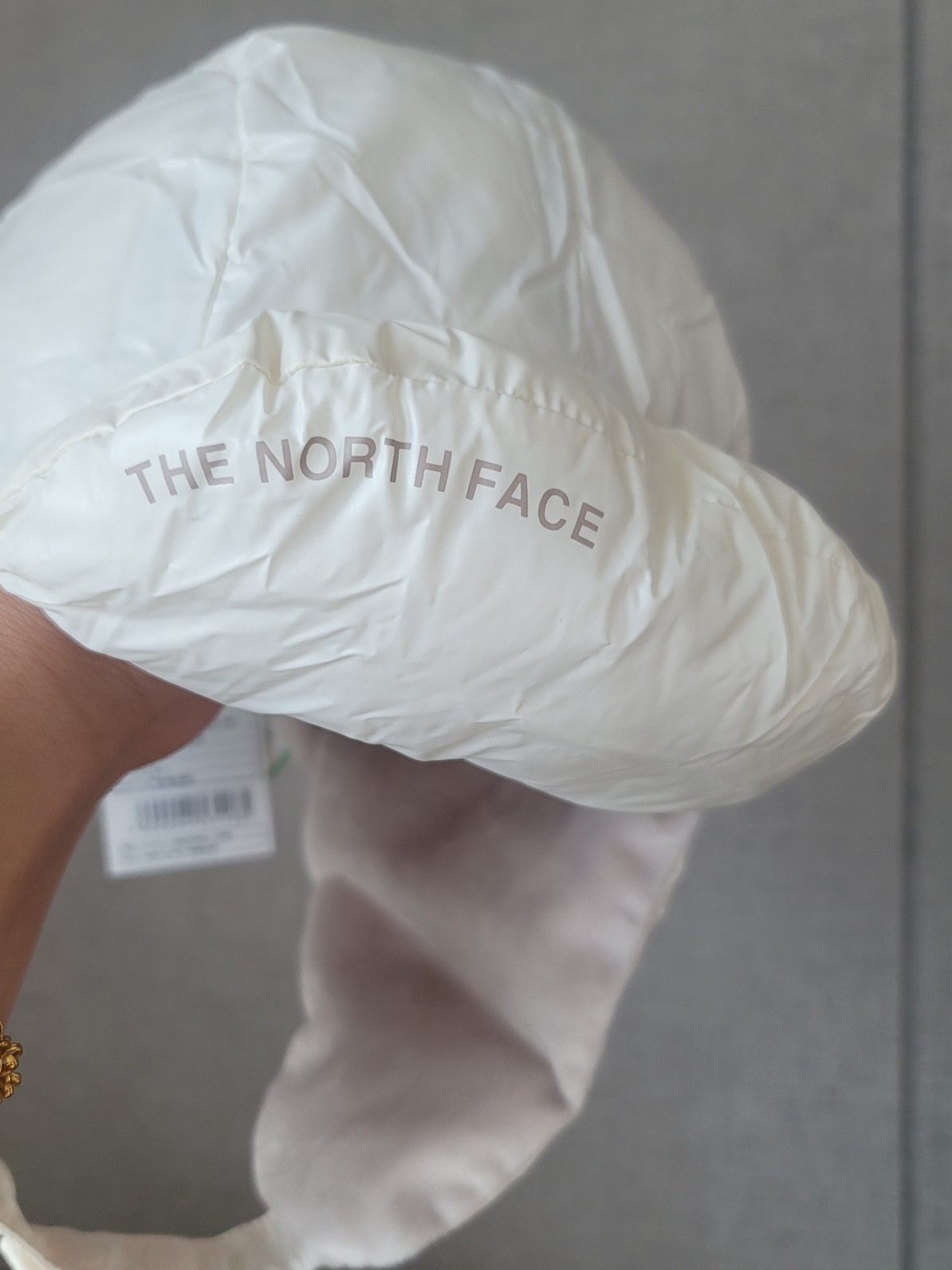 The North Face White Label T-Ball Earmuff Cap Cream 착용 스타일