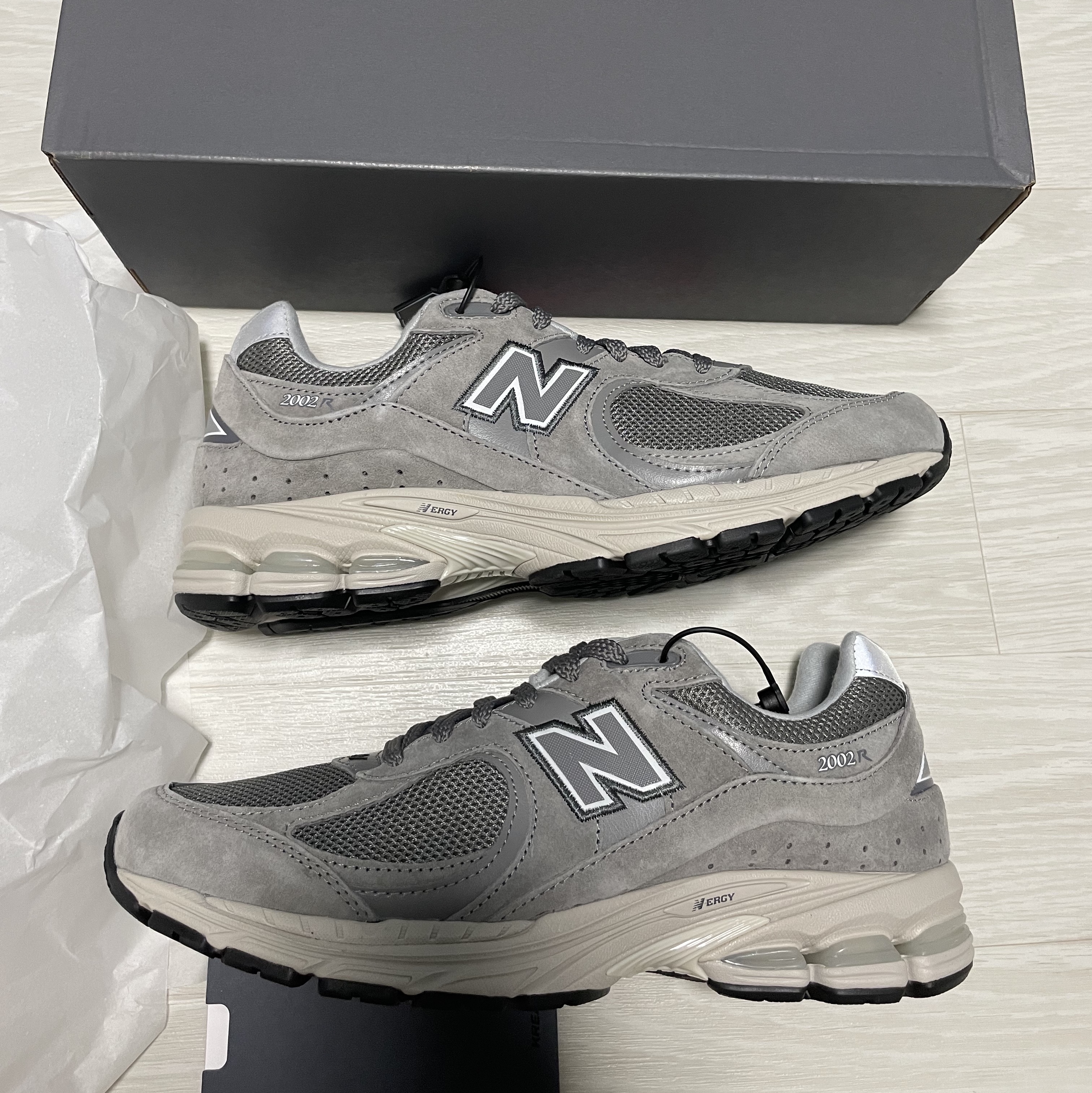 New Balance 2002R Grey 착용 스타일 - 2