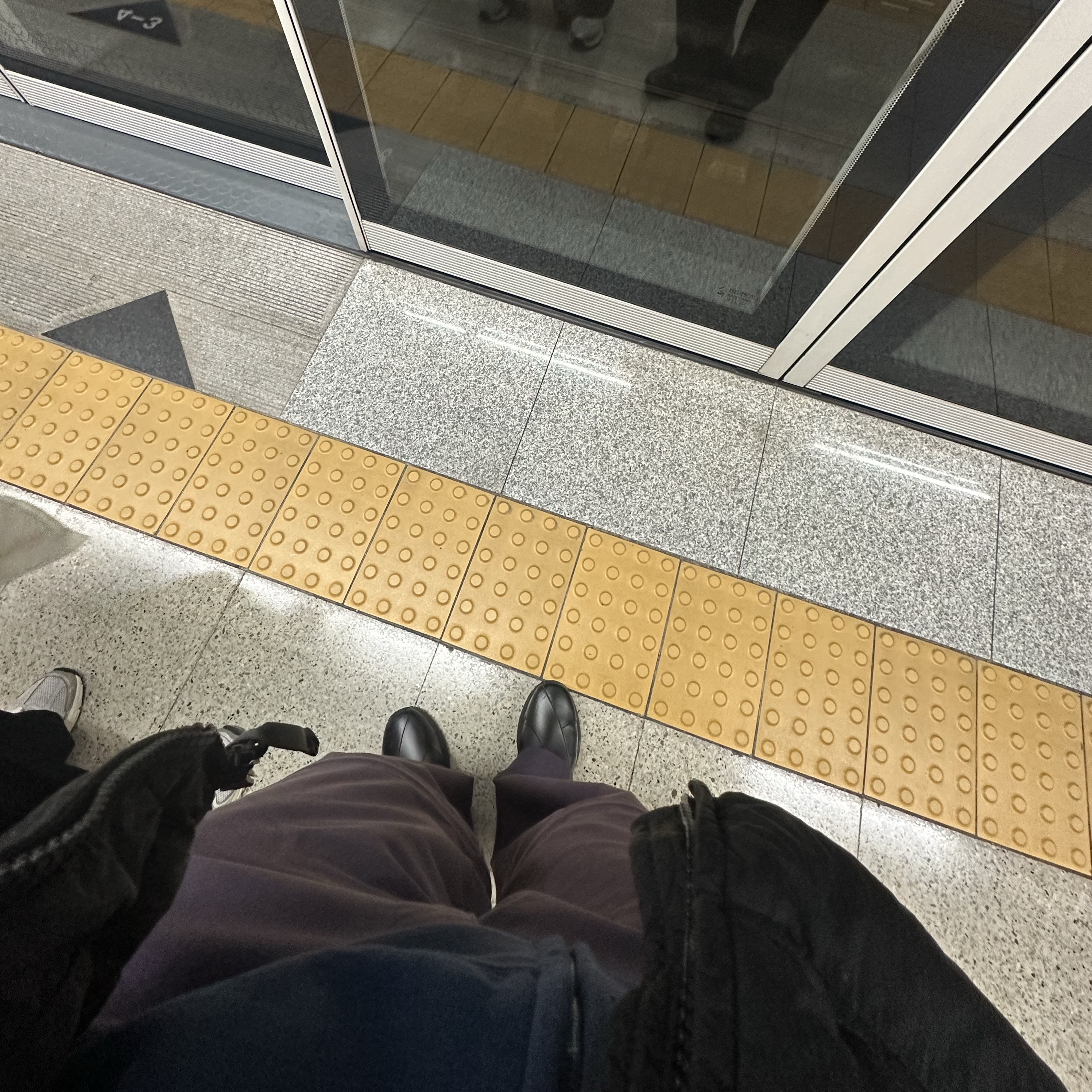 Asics x GmbH Gel-Chappal Black 착용 스타일