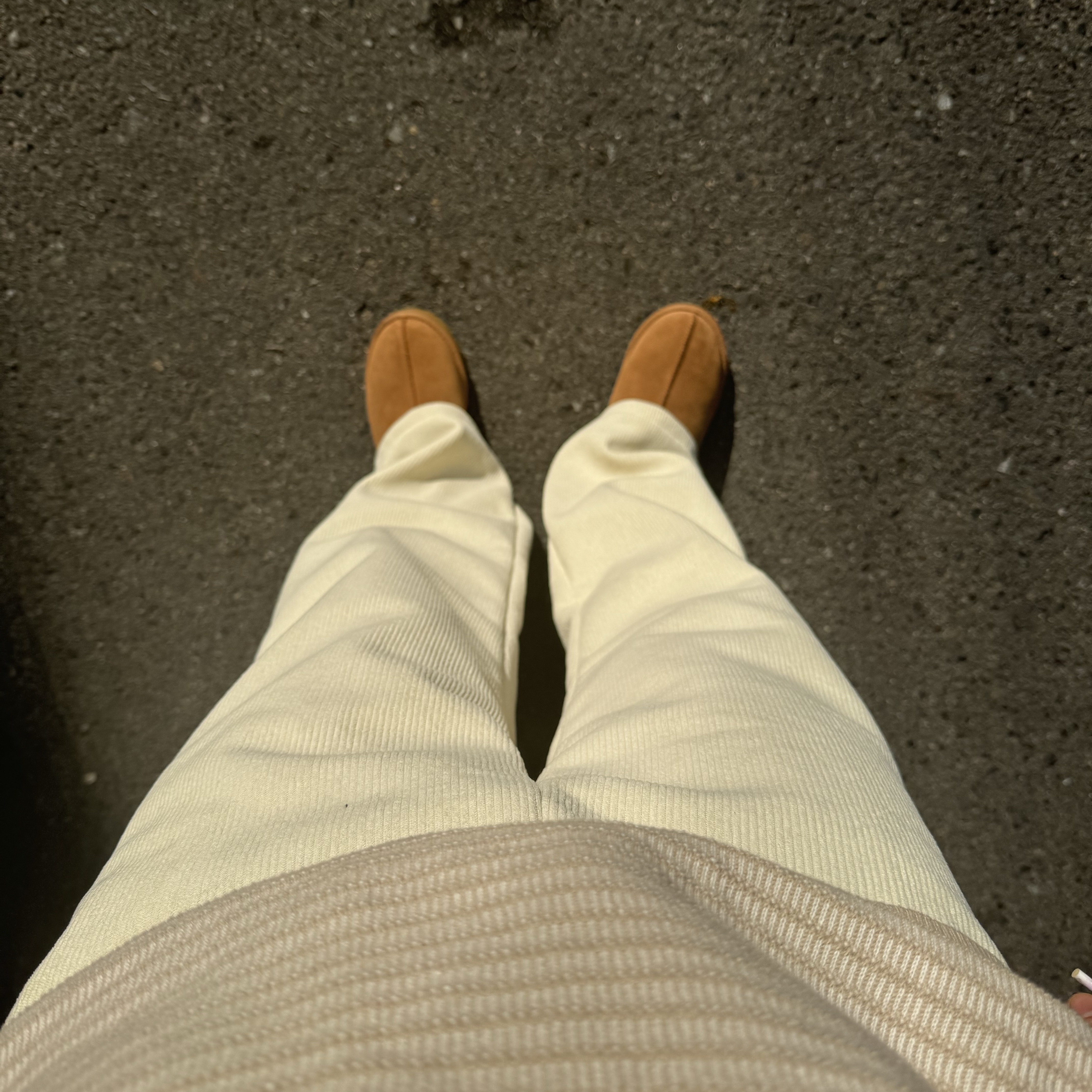 UGG Tasman Slipper Chestnut 착용 스타일