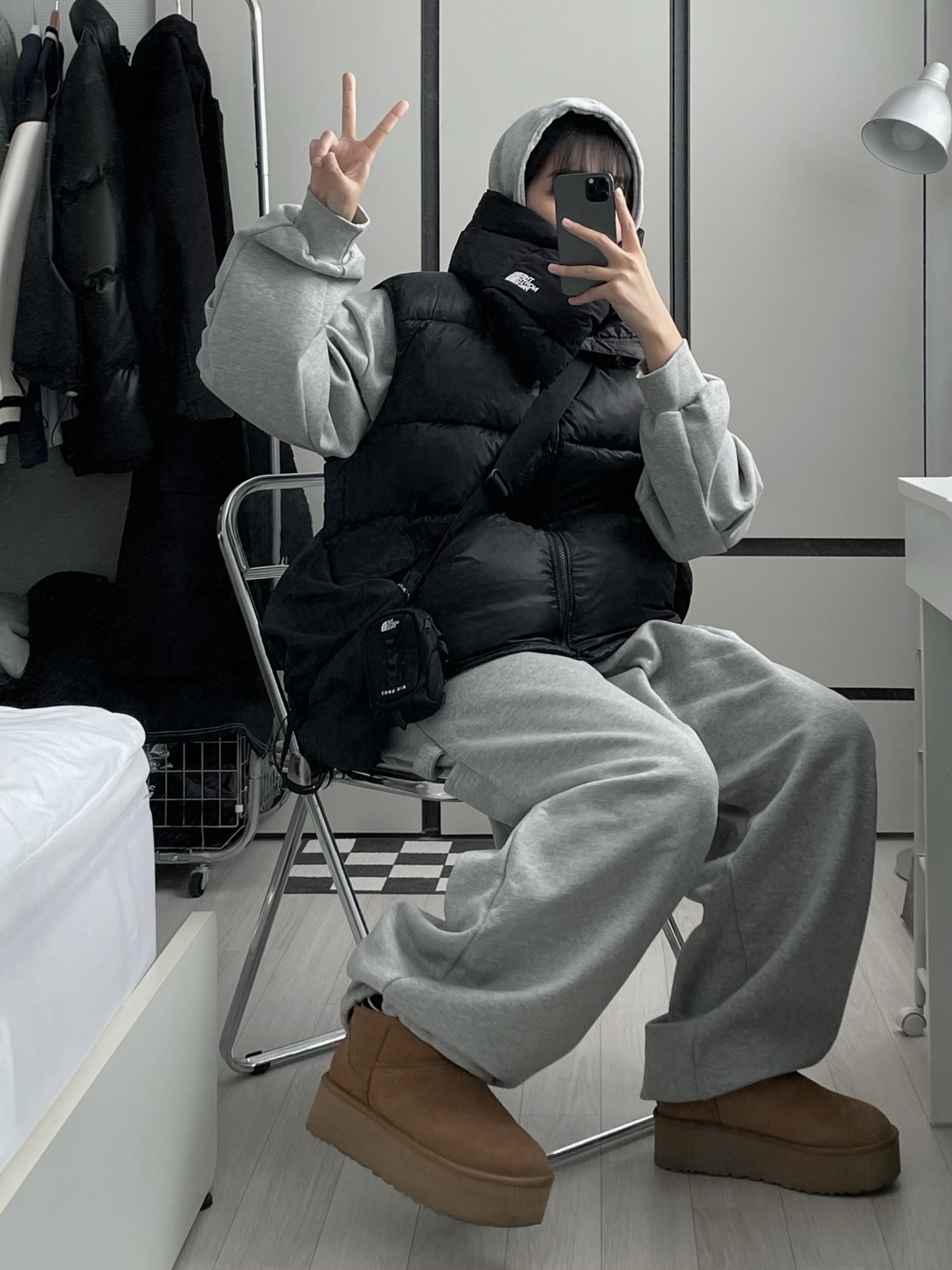 (W) UGG Classic Ultra Mini Platform Boots Chestnut, The North Face White Label T-Ball Muffler Black 착용 스타일 - 2