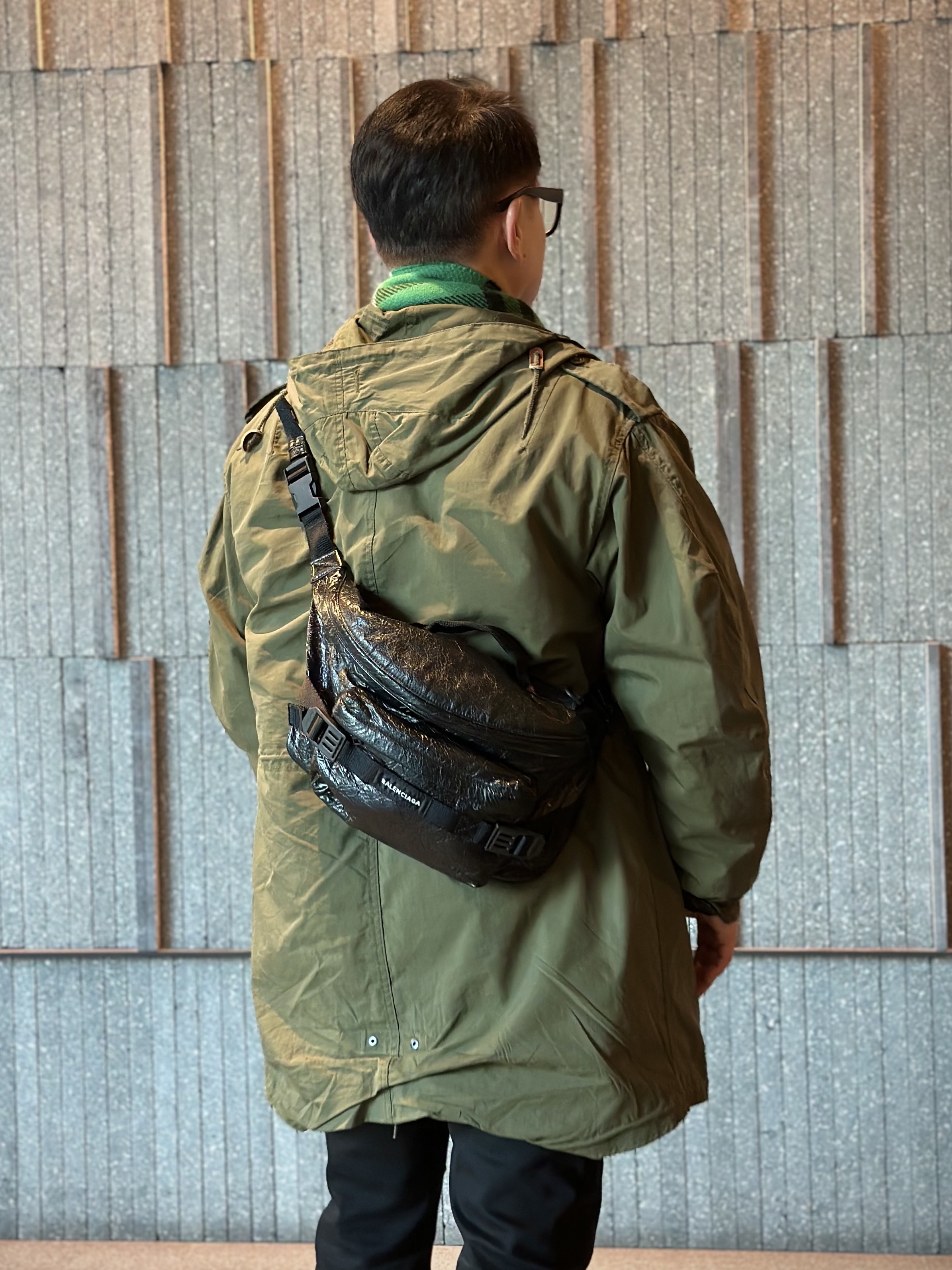 Balenciaga Arena Lambskin Army Large Beltbag Black 착용 스타일