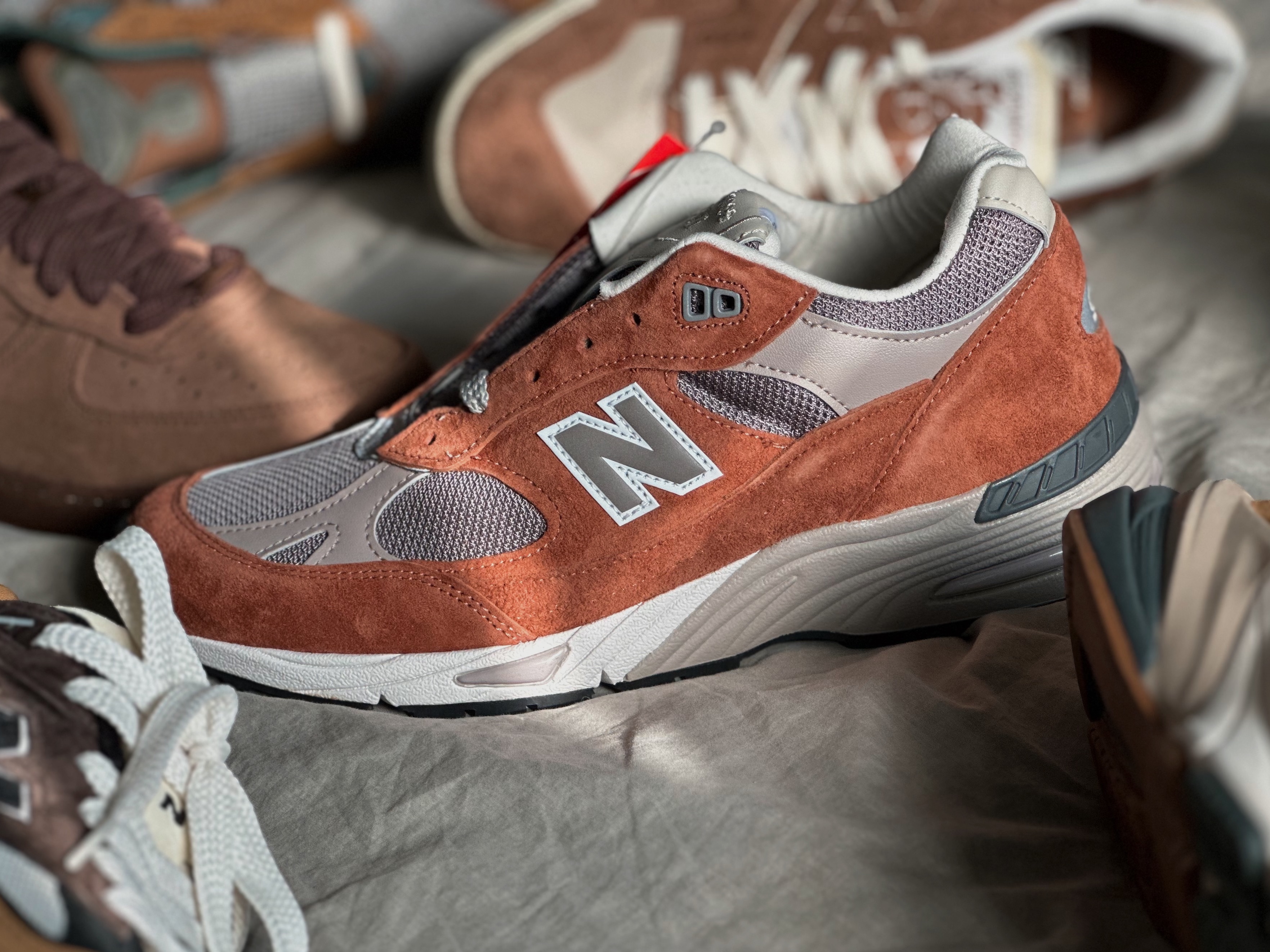 뉴발란스 992 메이드 인 USA 브라운, 뉴발란스 x 칼하트 WIP 990v6 메이드 인 USA 해밀턴 브라운 밀리터리 그린 착용 스타일 - 5