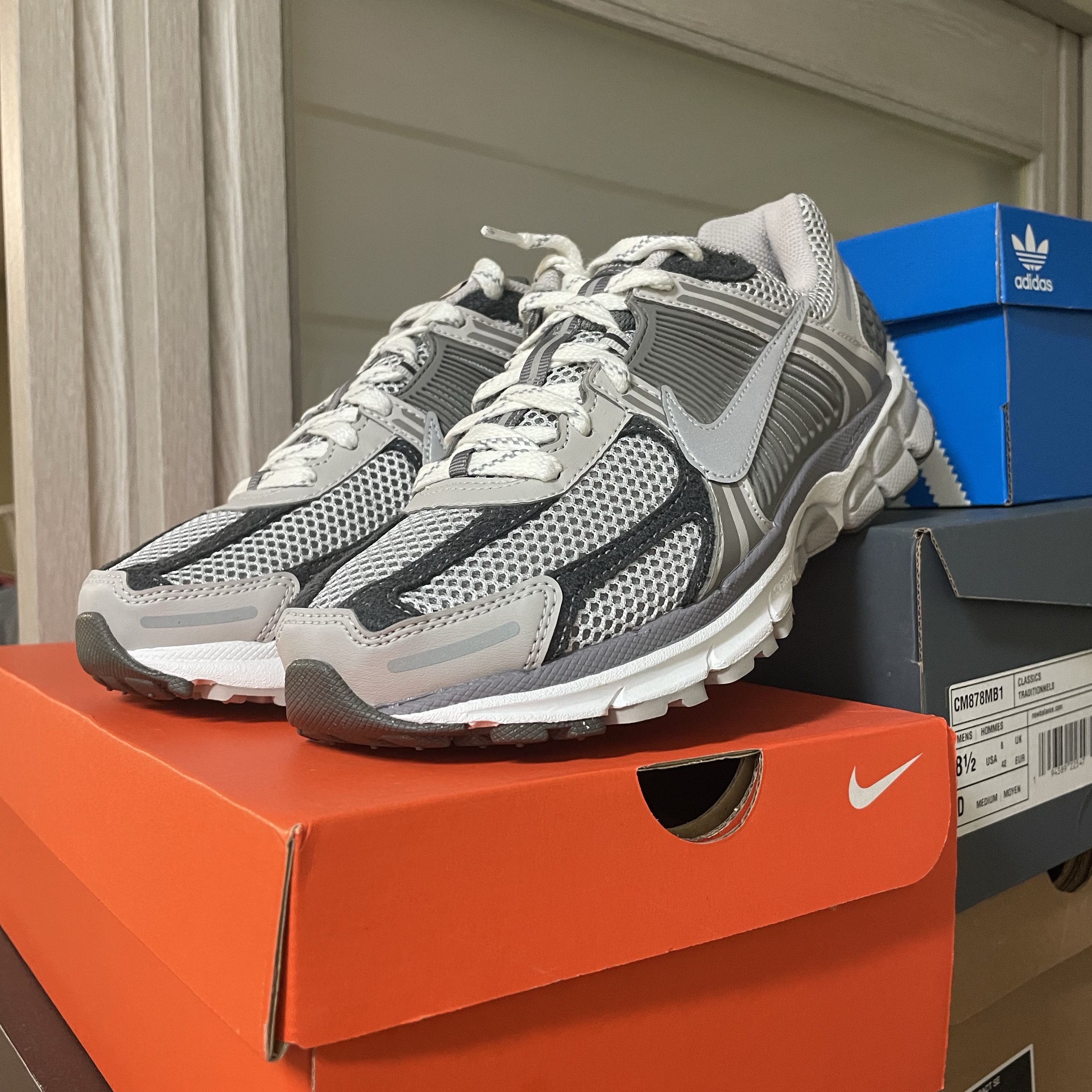 Nike Zoom Vomero 5 PRM Light Iron Ore and Flat Fewter 착용 스타일
