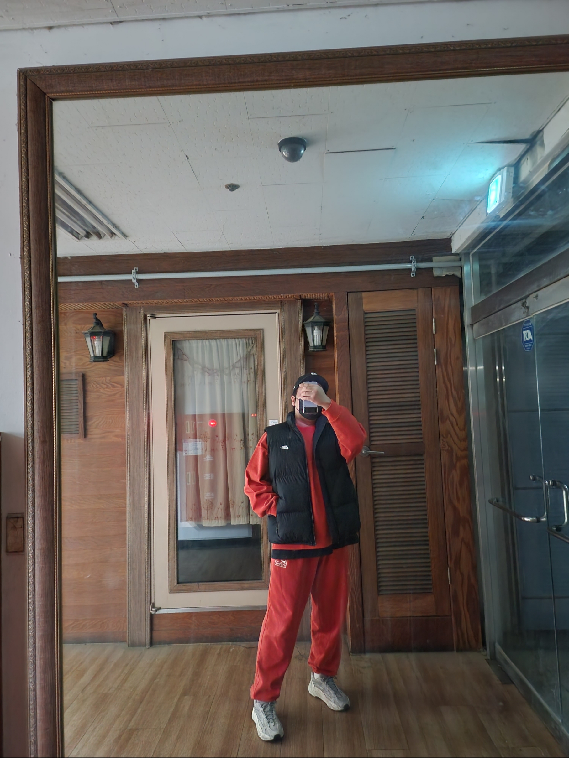 Nike x Stussy Pigment Dyed Fleece Crewneck Habanero Red (FQ3015-642), Nike x Stussy Pigment Dyed Fleece Pants Habanero Red (FJ9157-642) 착용 스타일 - 2
