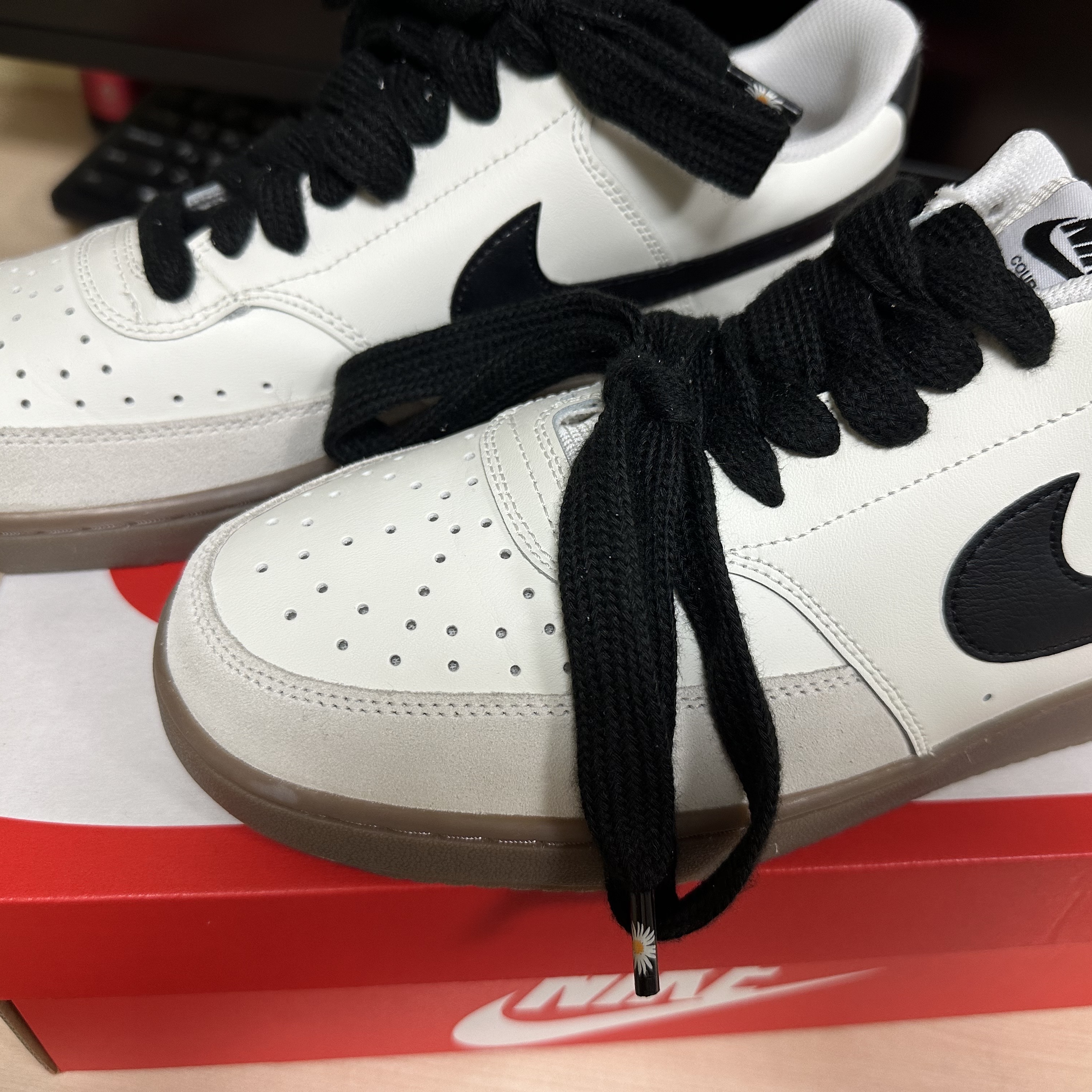 Nike Court Vision Low Sail Light Orewood Brown 착용 스타일 - 2