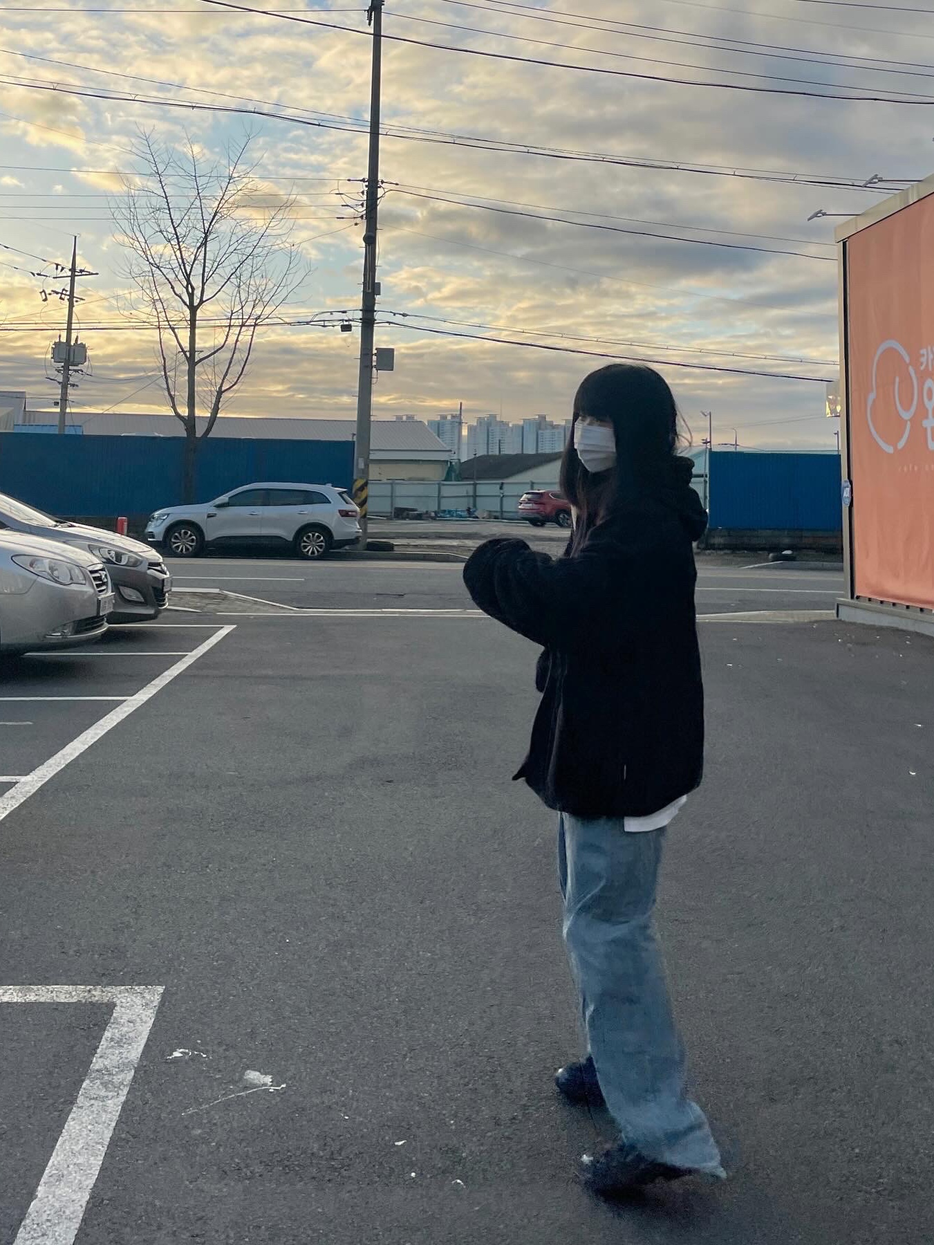Adidas Orketro Bright Blue Carbon Black 착용 스타일 - 2
