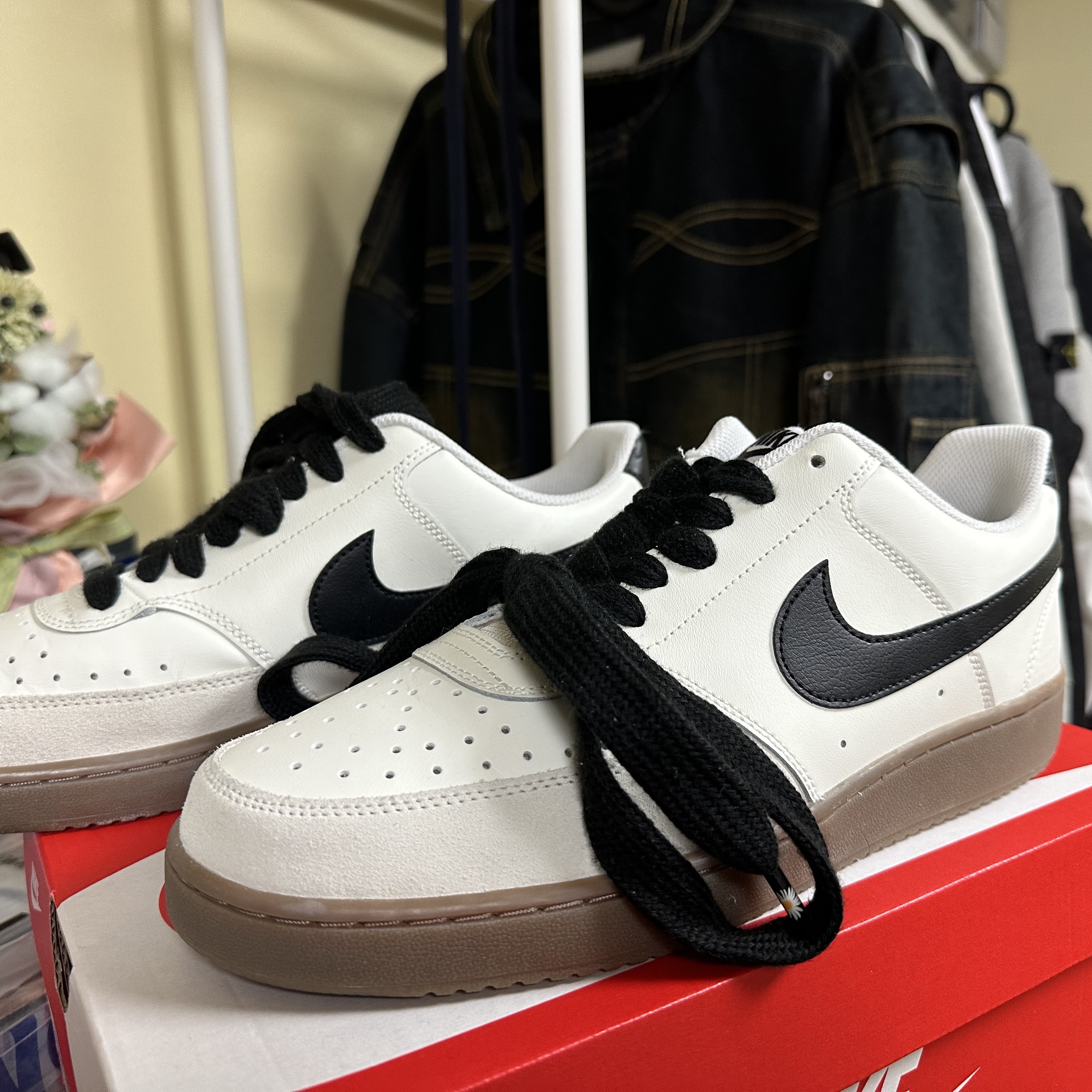 Nike Court Vision Low Sail Light Orewood Brown 착용 스타일 - 1