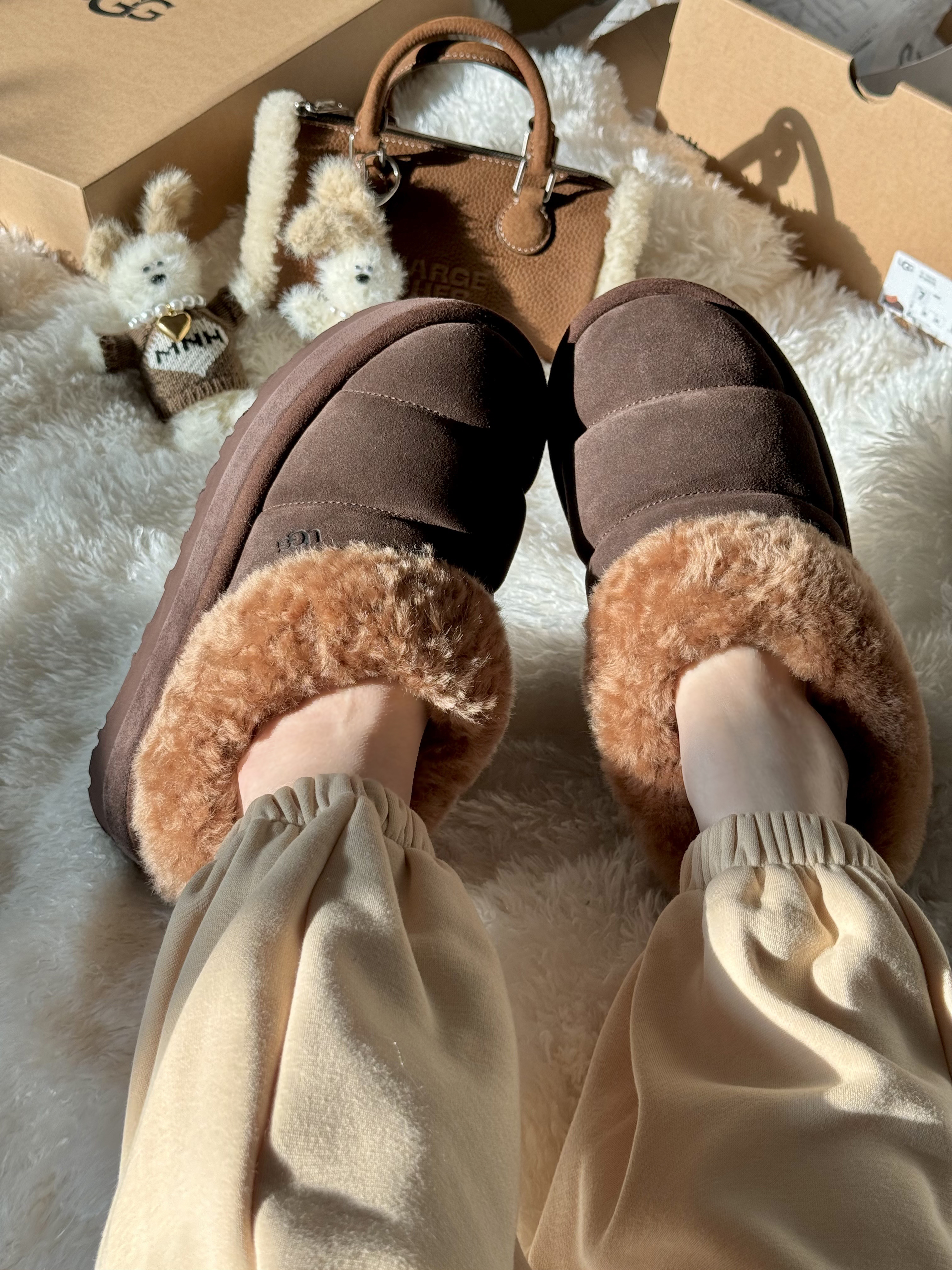 (W) UGG Tazzlita Hardwood, (W) UGG Tazzlita Chestnut 착용 스타일 - 2