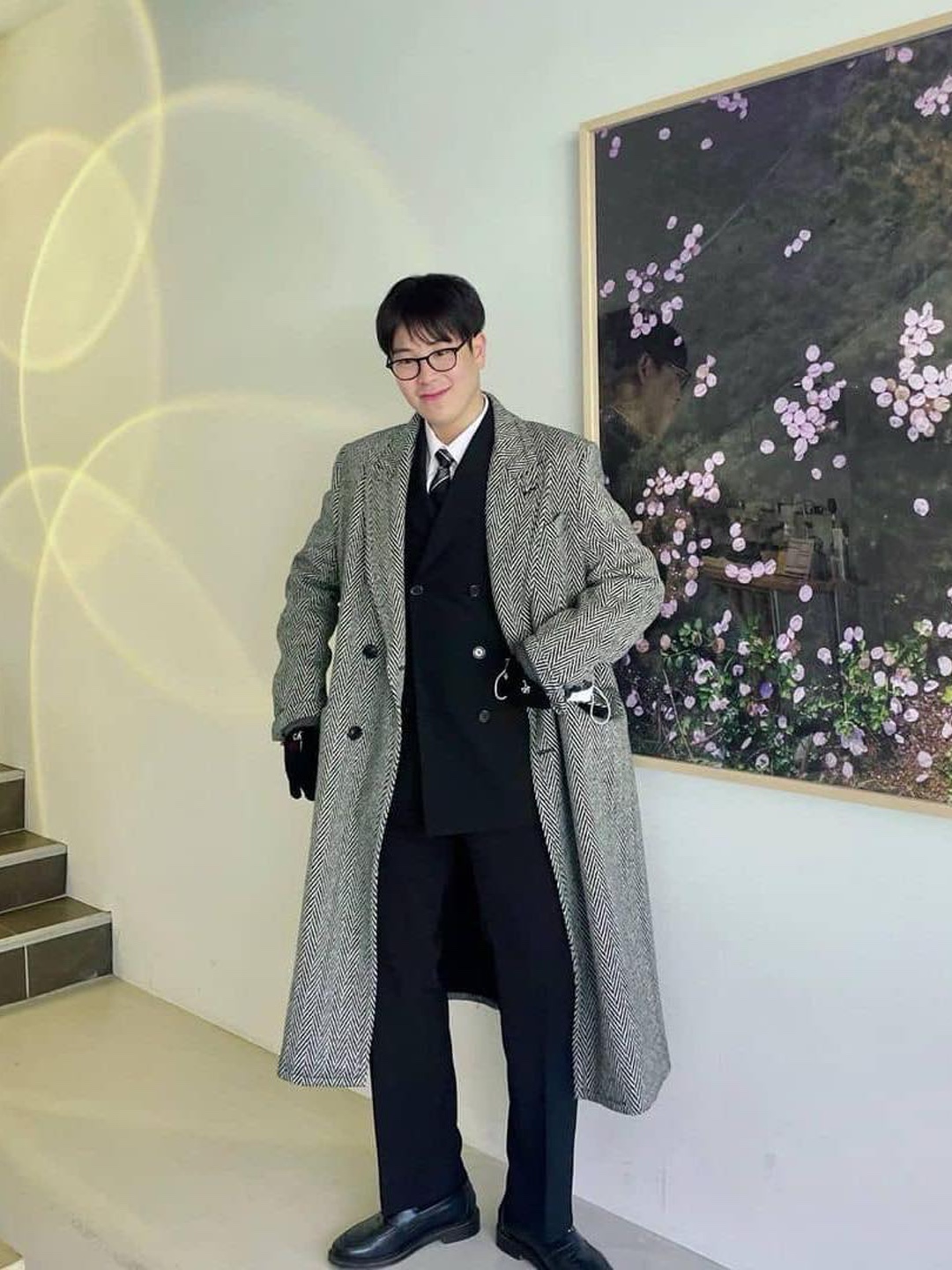 [KREAM 단독] STU Overfit Double Breasted Cashmere Coat Grey, Needles Balcollar Coat W/PE/R/N Tweed Herringbone 착용 스타일 - 3