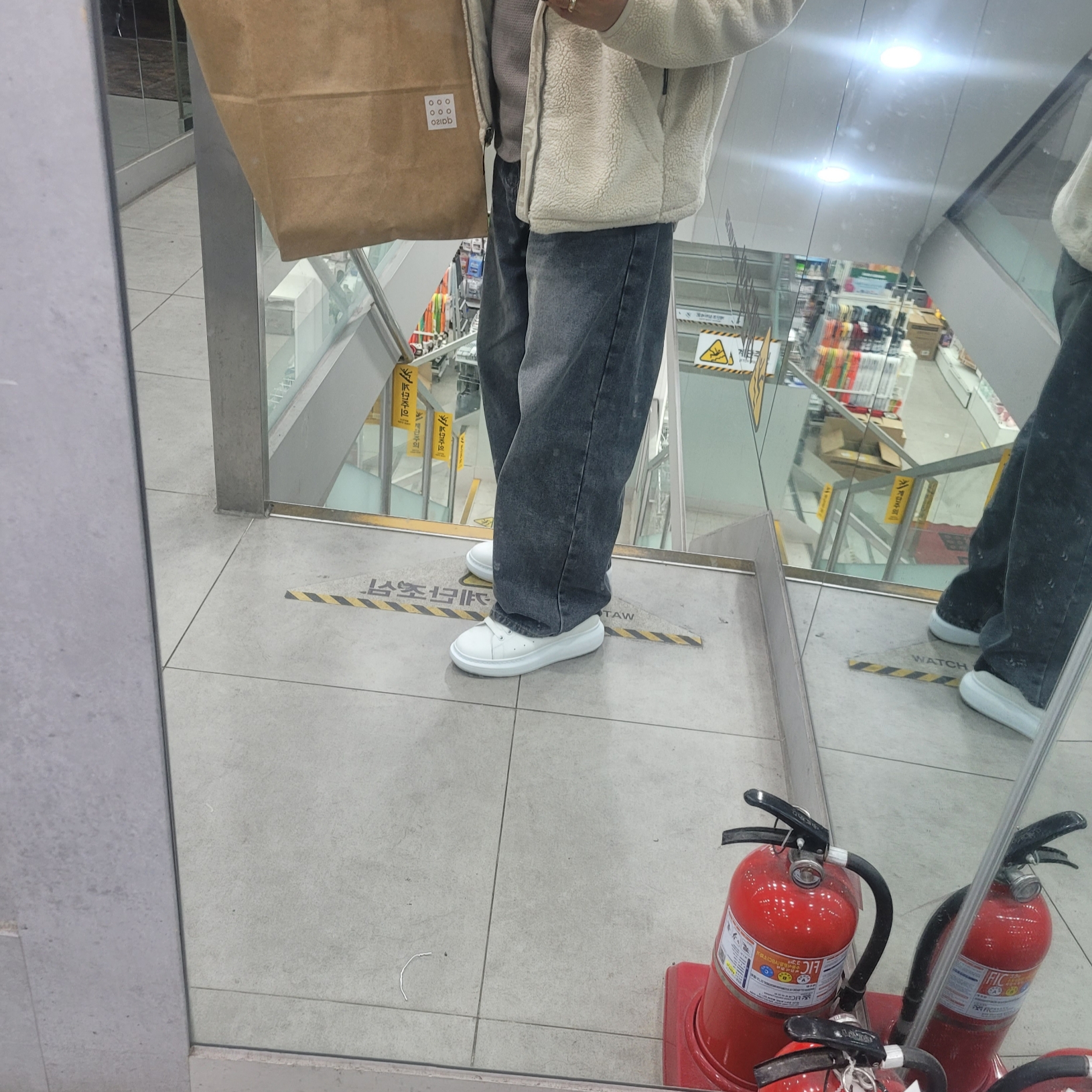 Alexander McQueen Oversized Sneakers White Black 착용 스타일