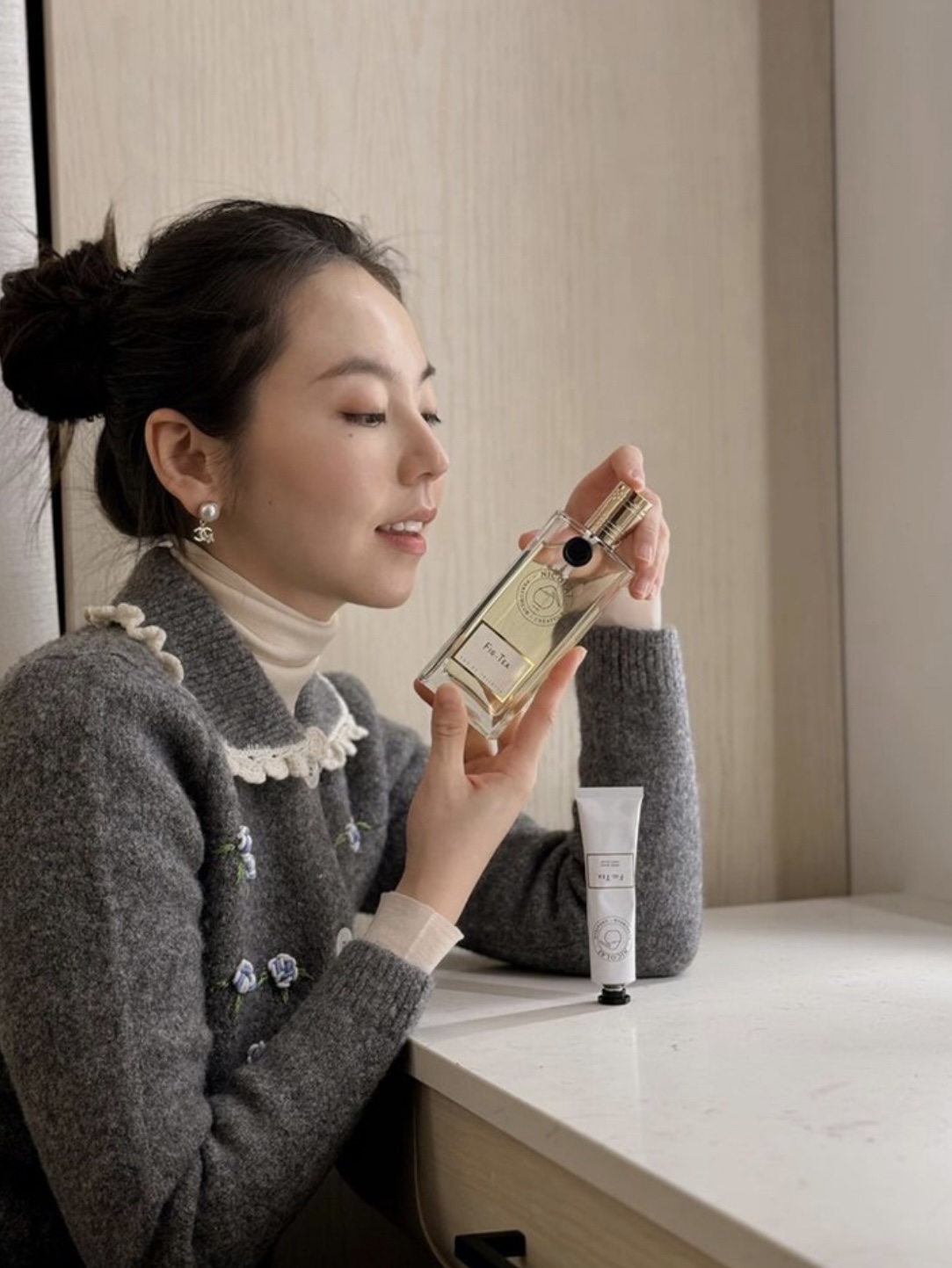 (W) Shushu/Tong Embroidered Flower Cardigan Grey 착용 스타일 - 2