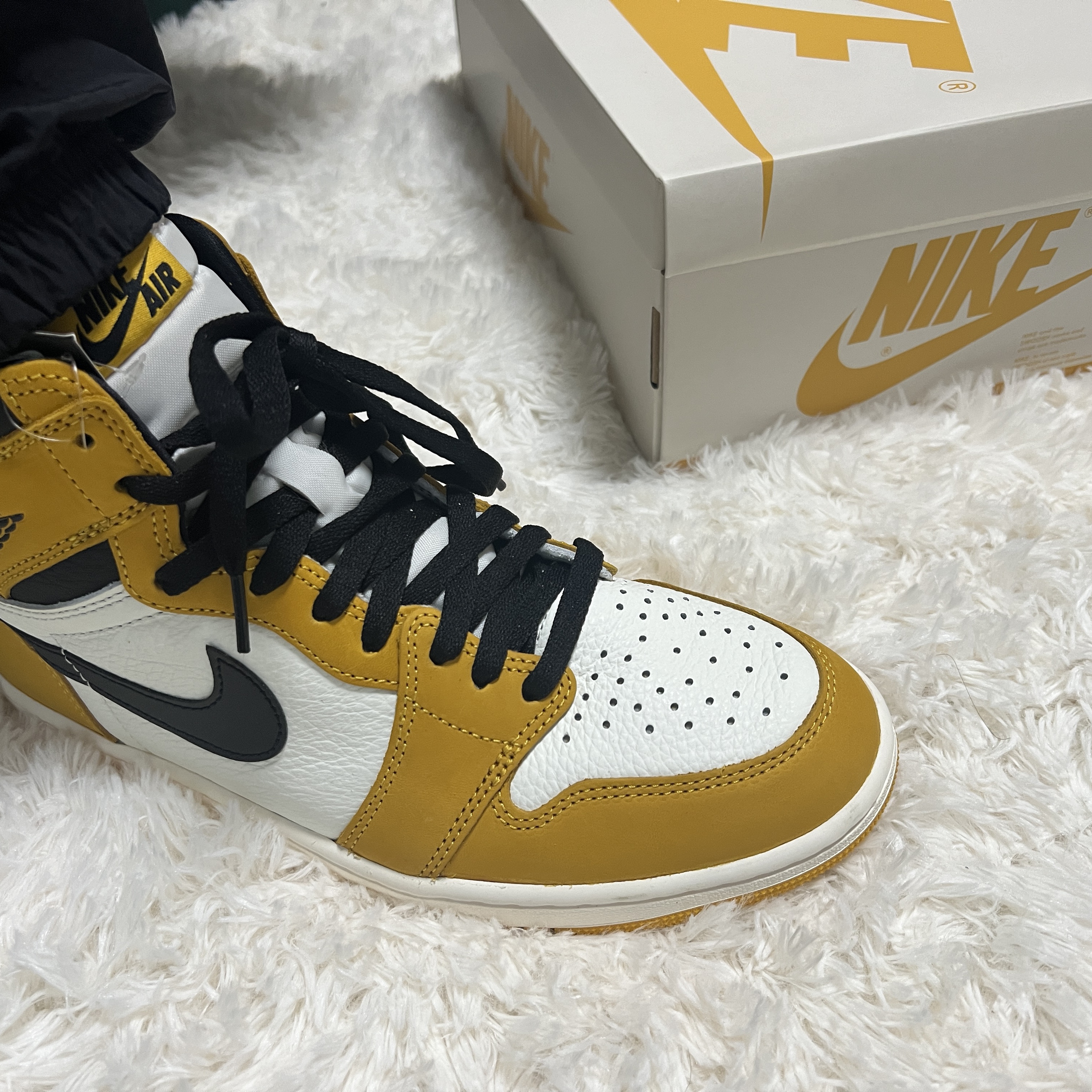Jordan 1 Retro High OG Yellow Ochre 착용 스타일 - 2