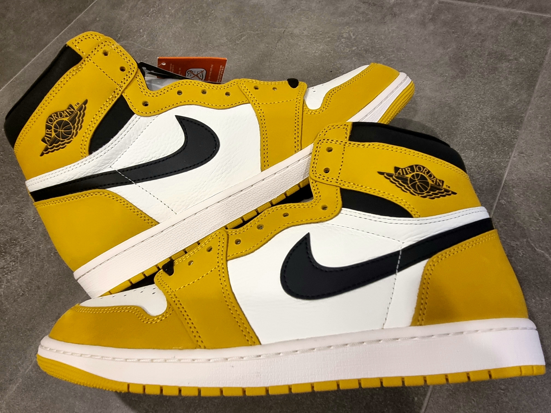 Jordan 1 Retro High OG Yellow Ochre 착용 스타일 - 3