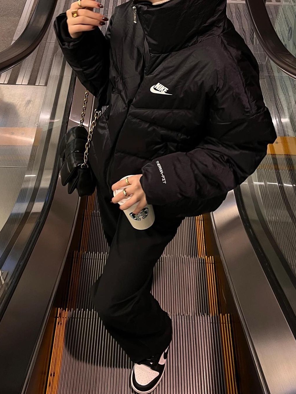 (W) Nike NSW Therma-Fit Windpuffer Loose Padded Jacket White - Asia, Nike NSW Storm-Fit Windrunner Hoodie Jacket Black 착용 스타일 - 6