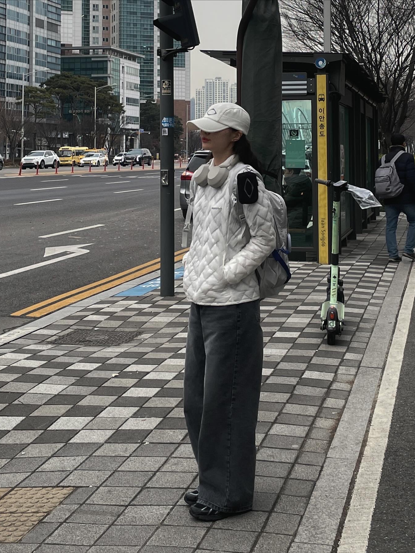 미스치프 롬버스 카라비너 미니 파우치 차콜, 슈프림 백팩 실버 - 22SS 착용 스타일 - 1