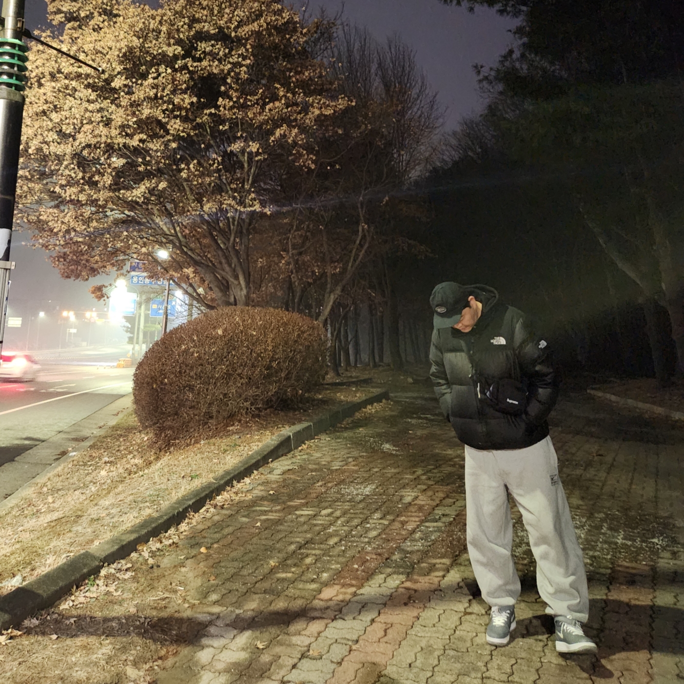 Nike x Stussy NRG Fleece Pants Dark Grey Heather (DO9340-063), Nike Air Force 1 Mid QS NYC Cool Grey 착용 스타일 - 1