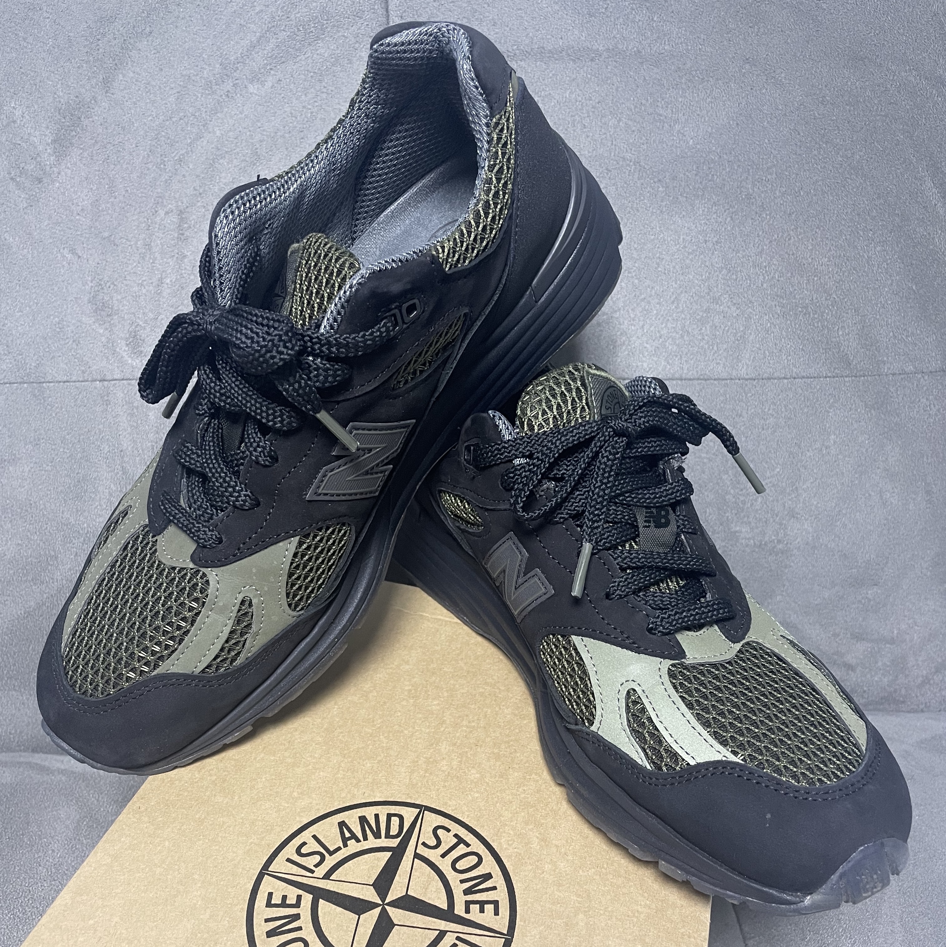 New Balance x Stone Island 991v2 Made in UK Black Olive Night 착용 스타일 - 2