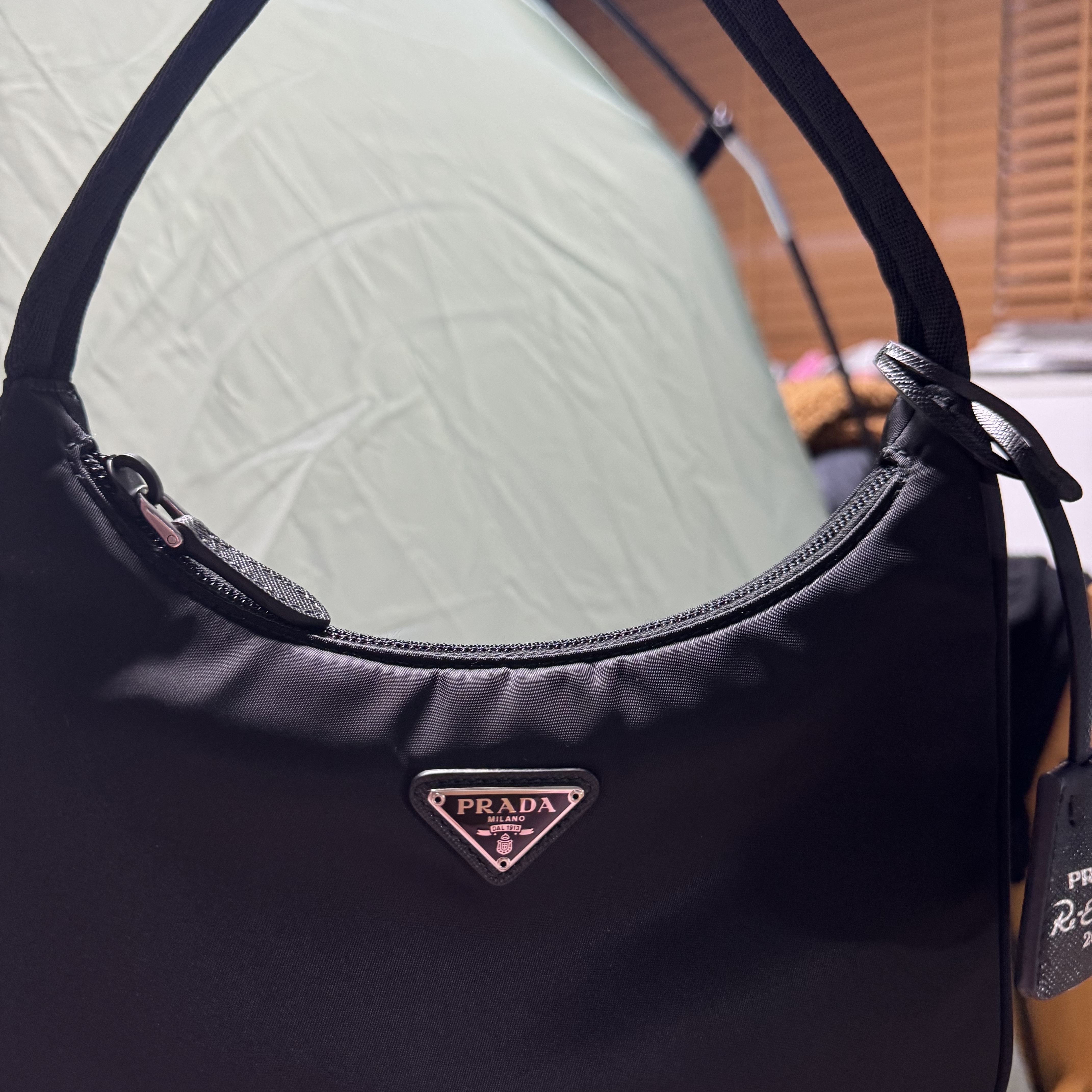 Prada Re-Edition 2000 Re-Nylon Mini Shoulder Bag Black 착용 스타일