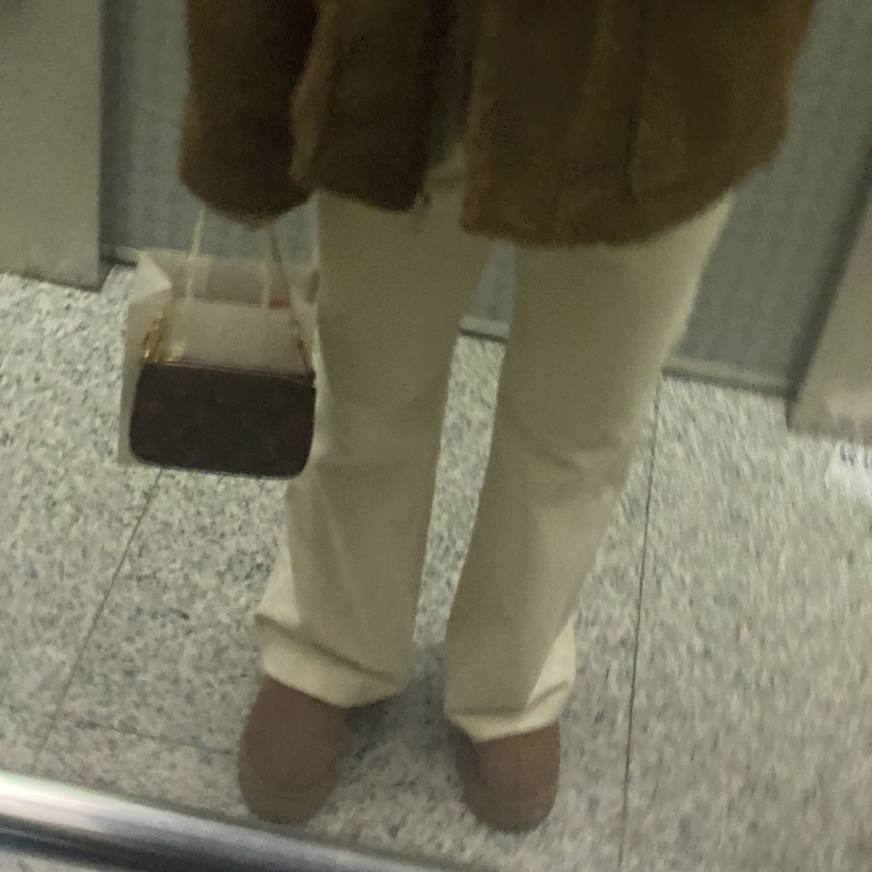 (W) UGG Tazz Slipper Chestnut, Louis Vuitton Mini Pochette Accessoires Monogram 착용 스타일