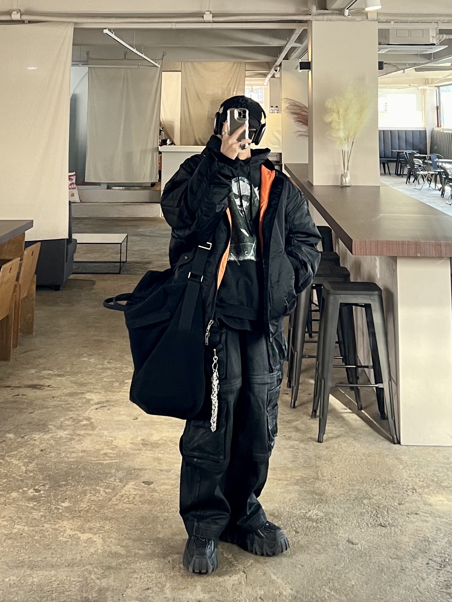 Project G/R Crow Worldtour Hoodie Washed Black, Project G/R Oversized Convertible Cargo Pants Coated Black 착용 스타일