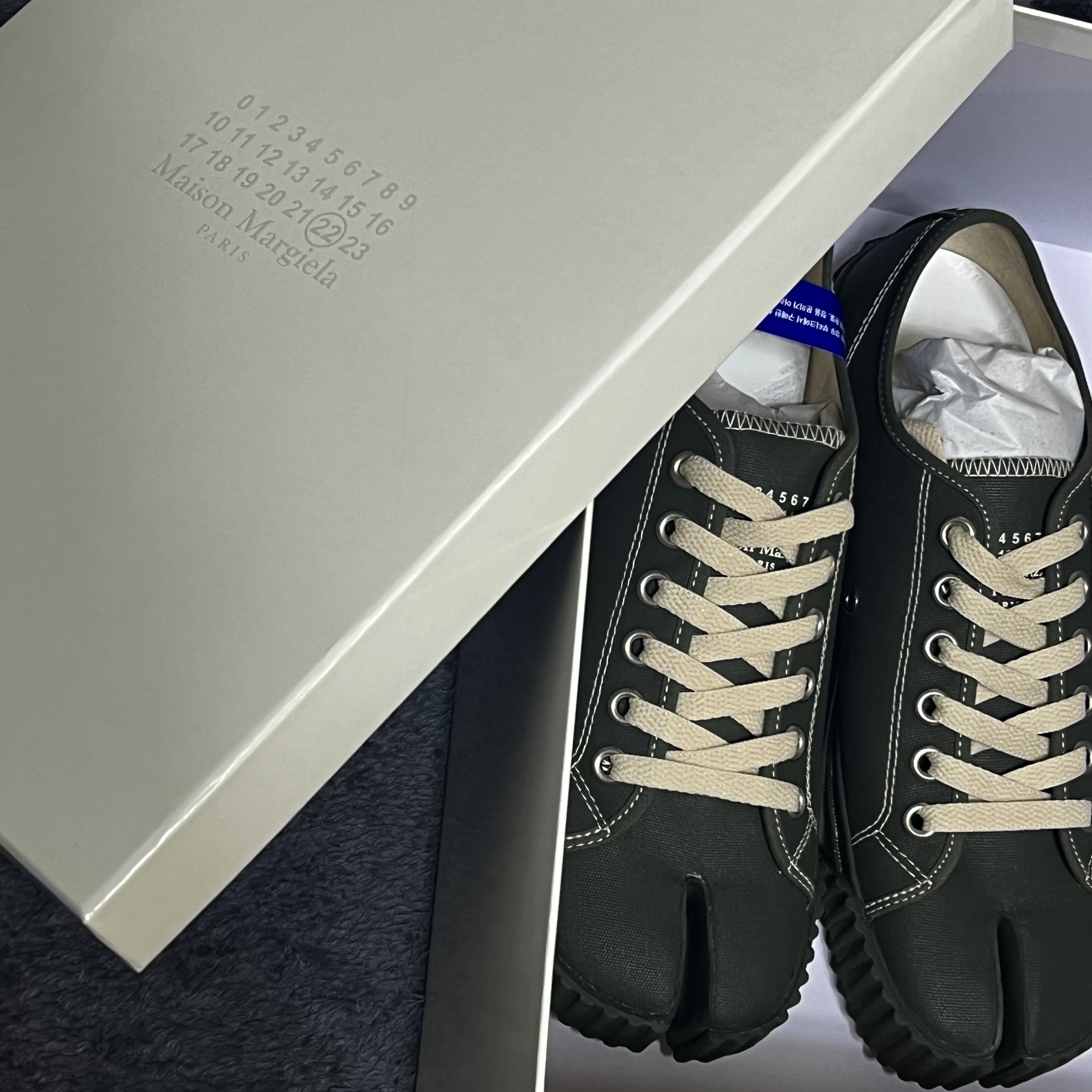 Maison Margiela Tabi Low Canvas Sneakers Dark Green 착용 스타일 - 1
