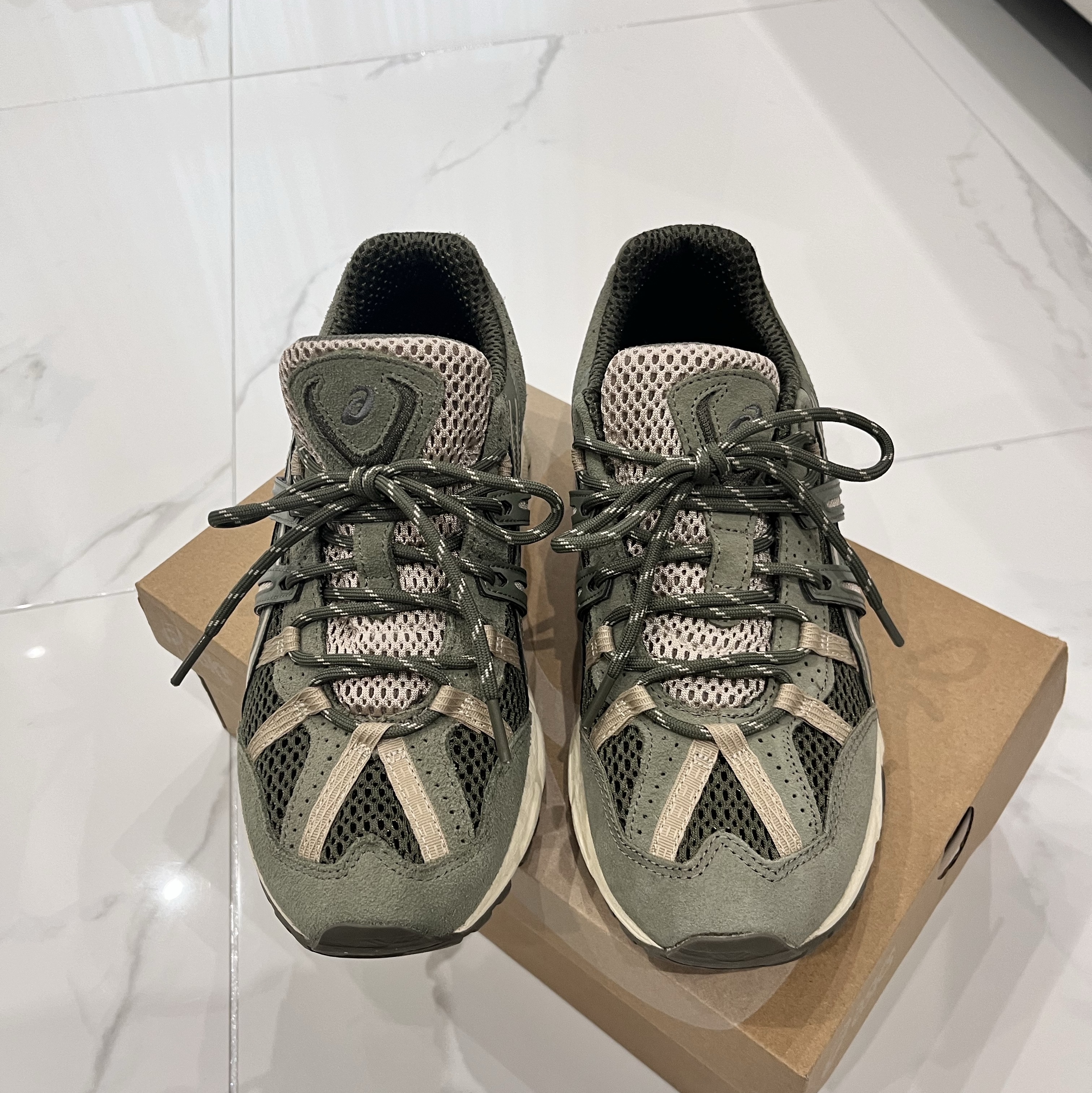 Yeezy Gap Engineered By Balenciaga Round Jacket 2 Black, Asics Gel-Sonoma 15-50 Mantle Green Lichen Green 착용 스타일 - 3