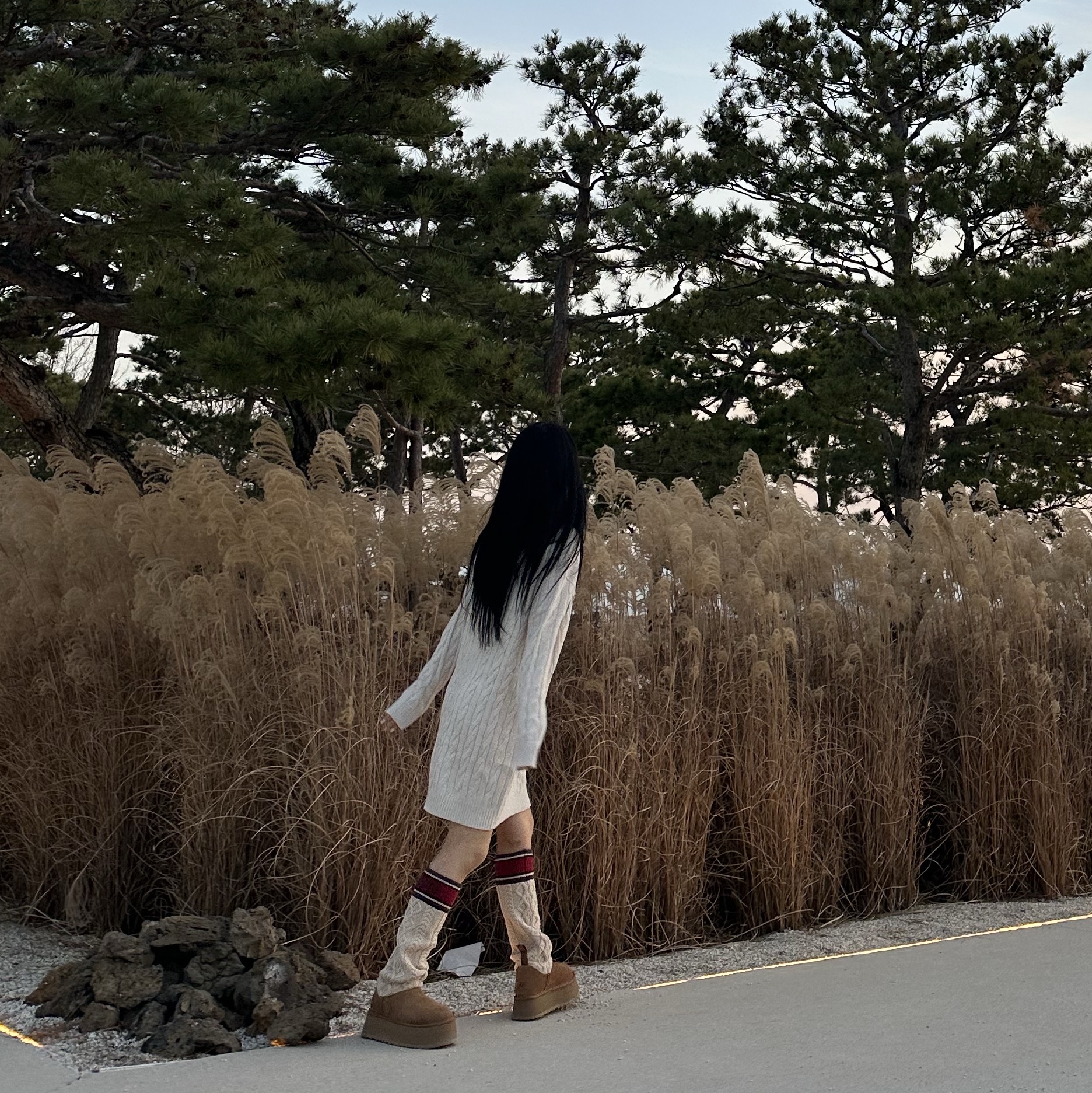 (W) UGG Classic Sweater Letter Boots Chestnut 착용 스타일 - 1