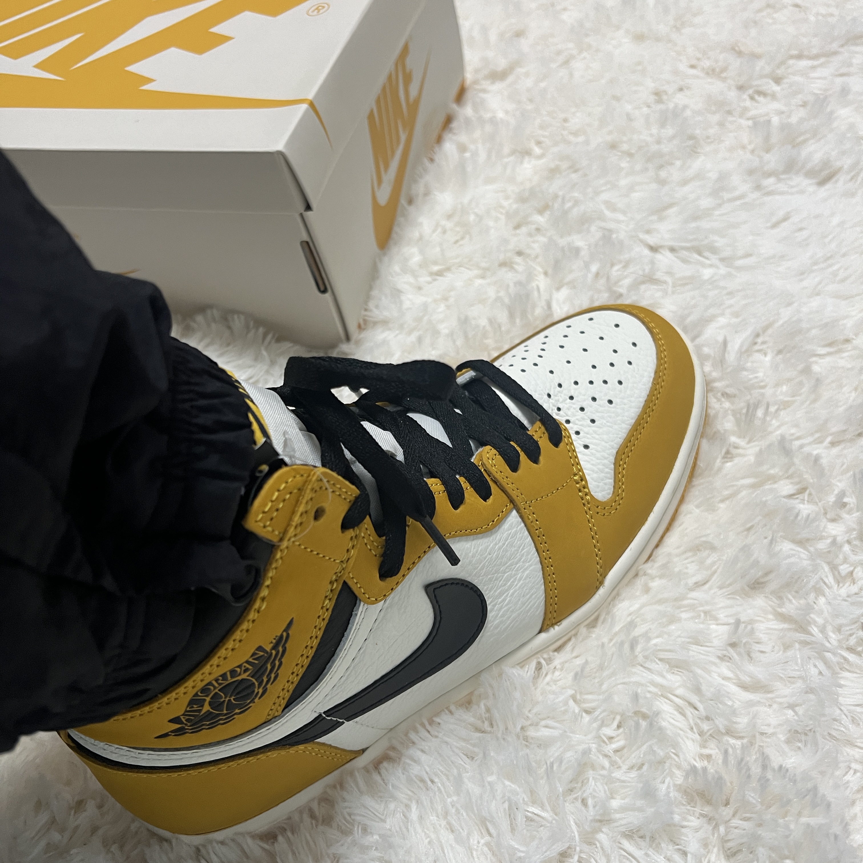 Jordan 1 Retro High OG Yellow Ochre 착용 스타일 - 3