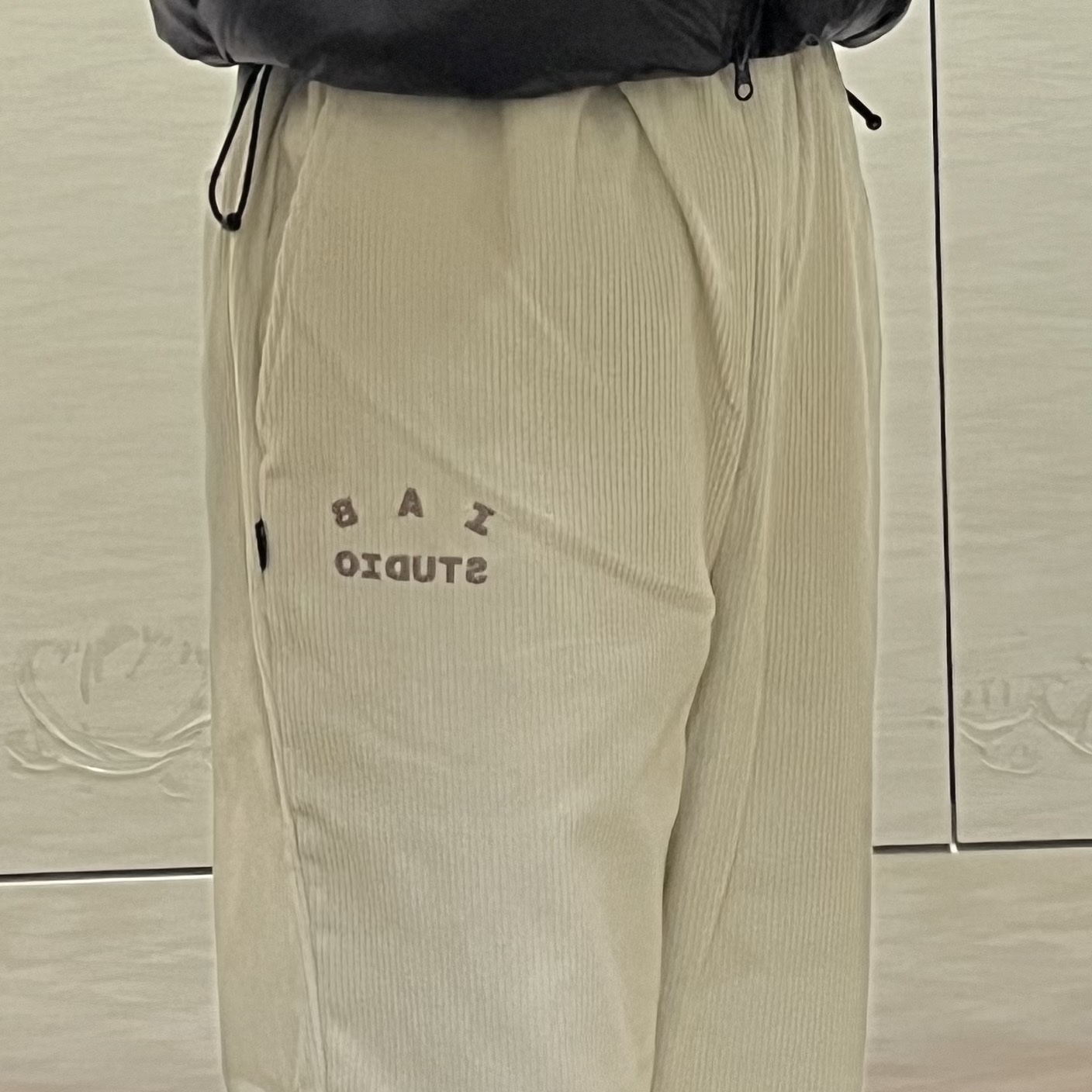 IAB Studio Corduroy Pants Cream Mud 착용 스타일 - 2