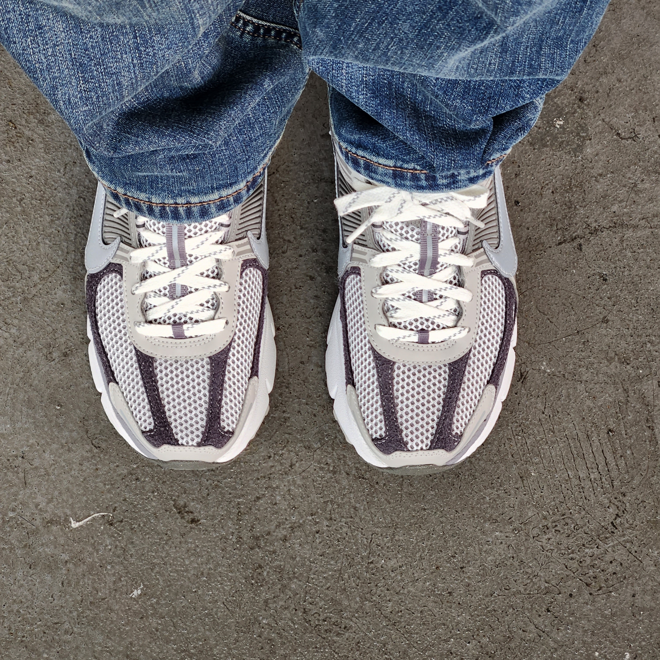 Nike Zoom Vomero 5 PRM Light Iron Ore and Flat Fewter 착용 스타일 - 2