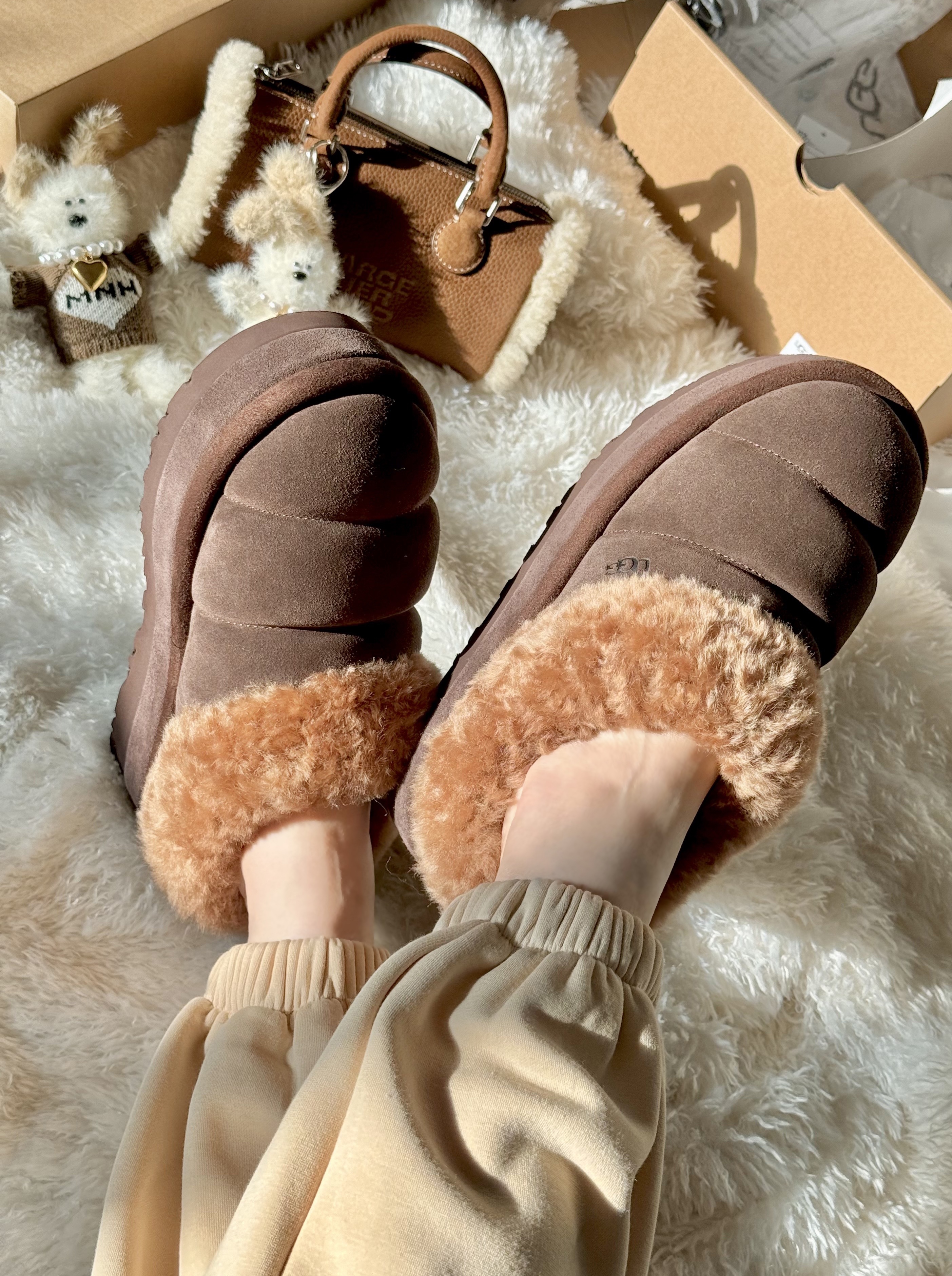(W) UGG Tazzlita Hardwood, (W) UGG Tazzlita Chestnut 착용 스타일 - 3