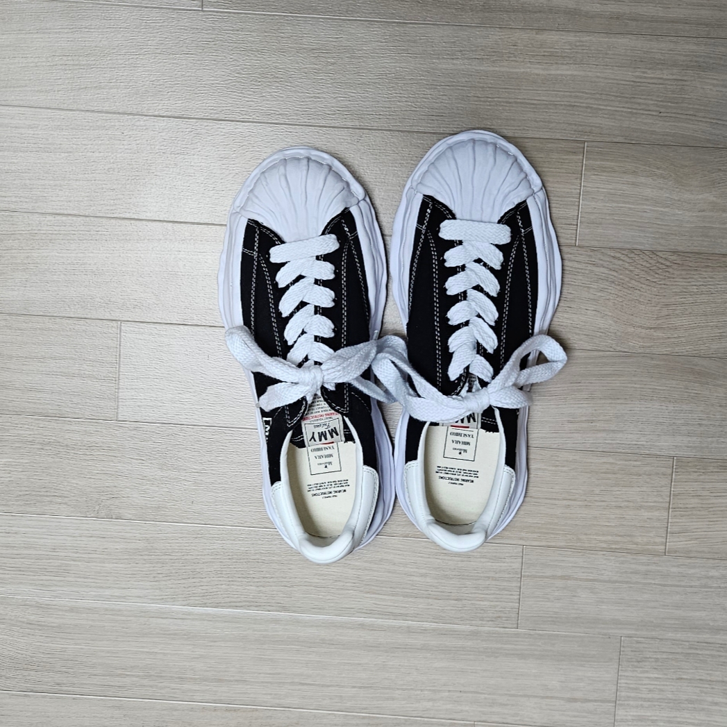 Maison Mihara Yasuhiro Blakey OG Sole Canvas Low-top Sneakers Black White 착용 스타일