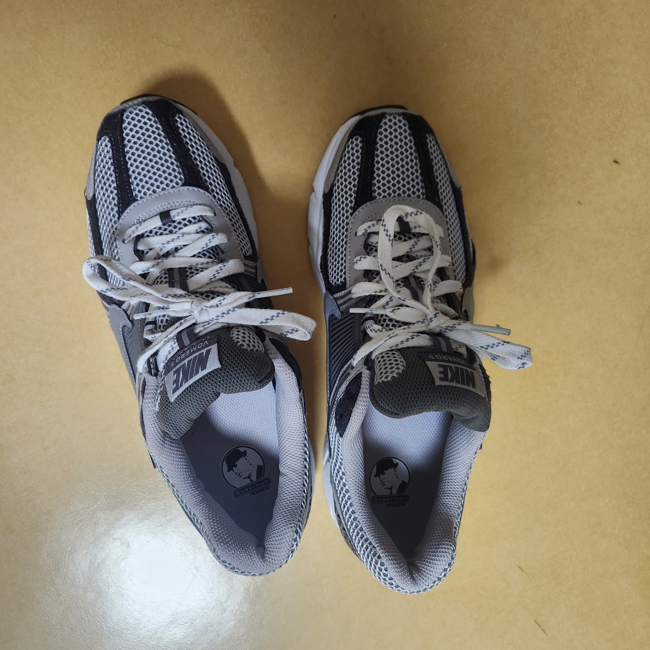 Nike Zoom Vomero 5 PRM Light Iron Ore and Flat Fewter 착용 스타일