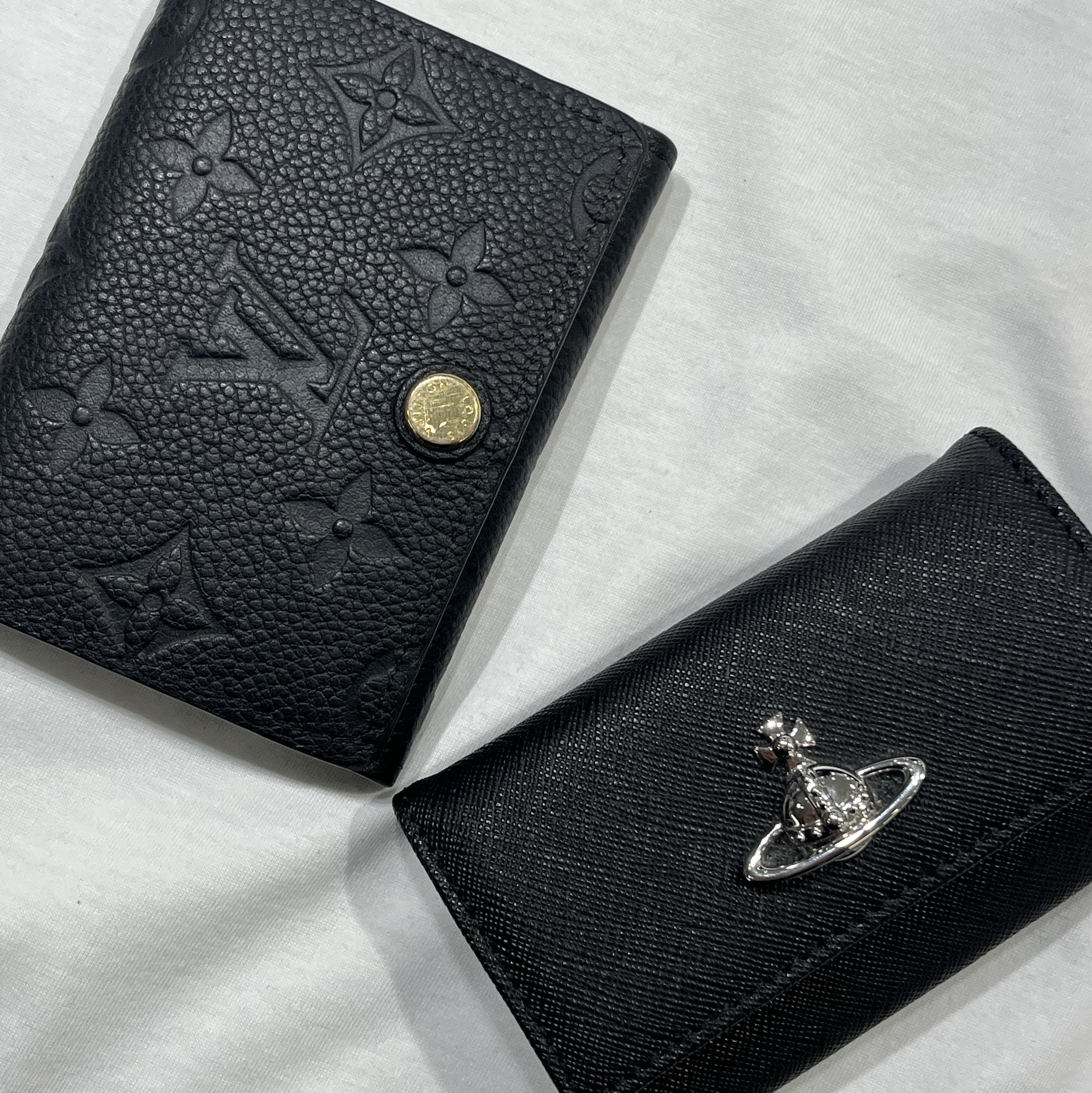 Louis Vuitton Business Card Holder Monogram Embossed Leather Black 착용 스타일