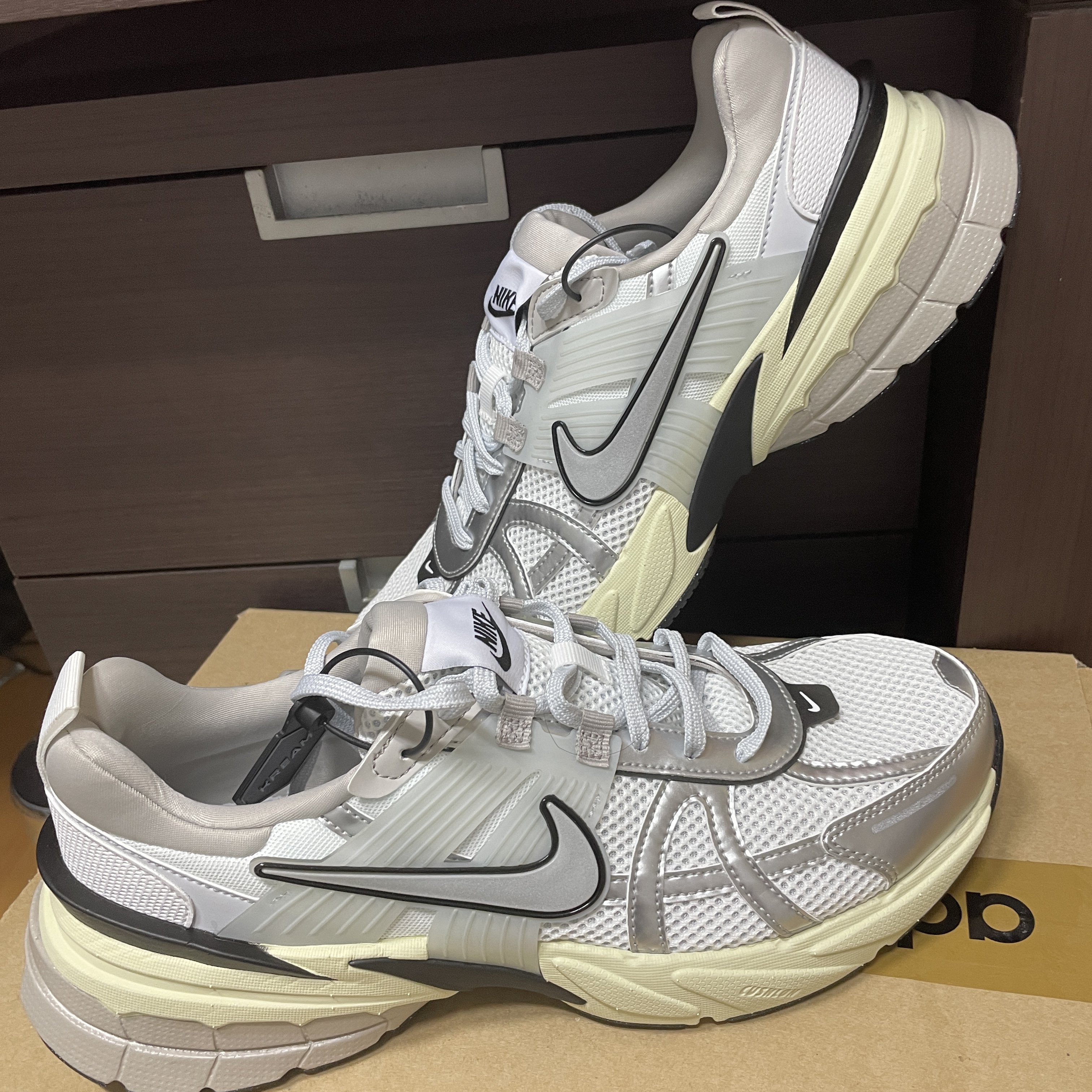 Nike V2K Run Summit White Metallic Silver 착용 스타일