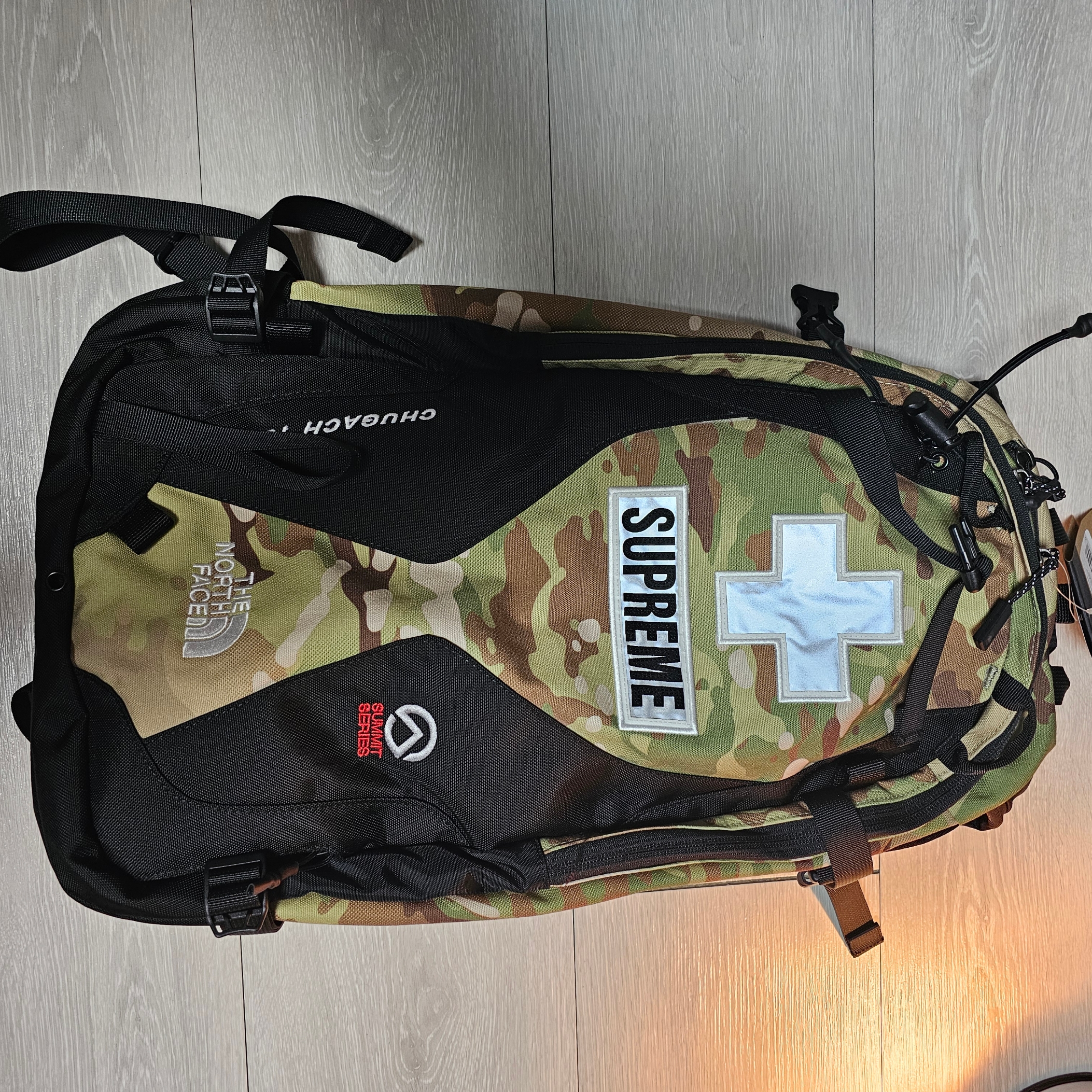 Supreme x The North Face Summit Series Rescue Chugach 16 Backpack Multi Camo - 22SS, Supreme Bandana Tarp Small Duffle Bag Black - 21SS 착용 스타일 - 1