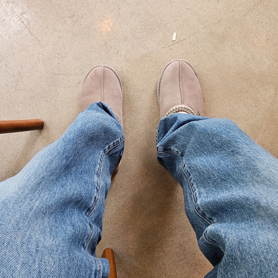 UGG Tasman Slipper Oyster 착용 스타일