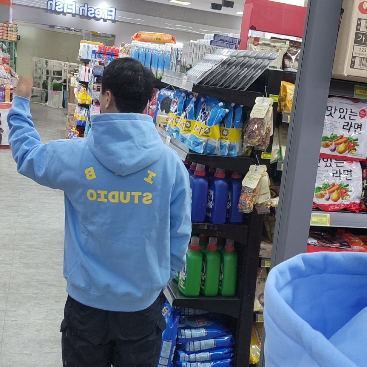 IAB Studio Hoodie Sky Blue Lemon 착용 스타일