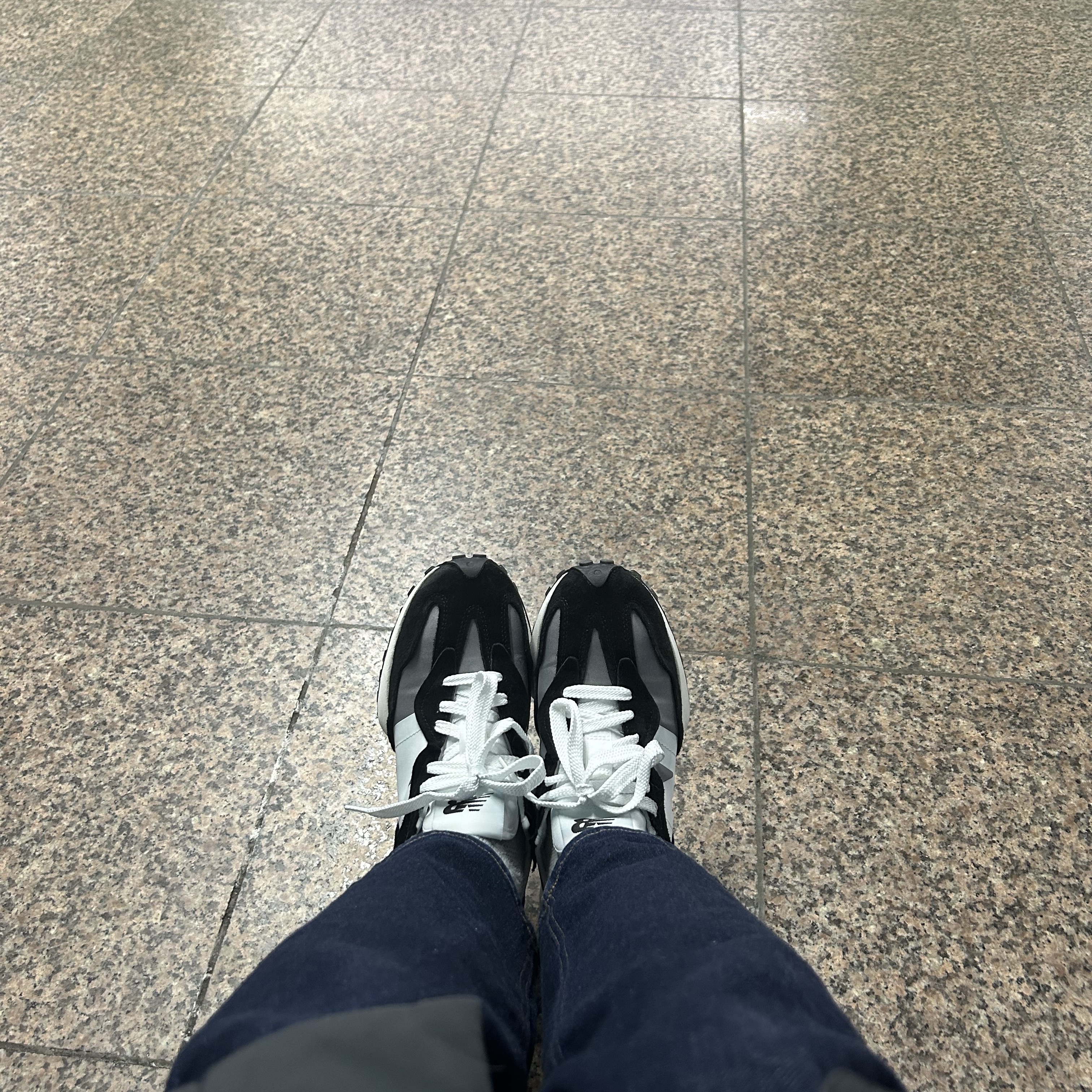 New Balance 327 Black Grey 착용 스타일