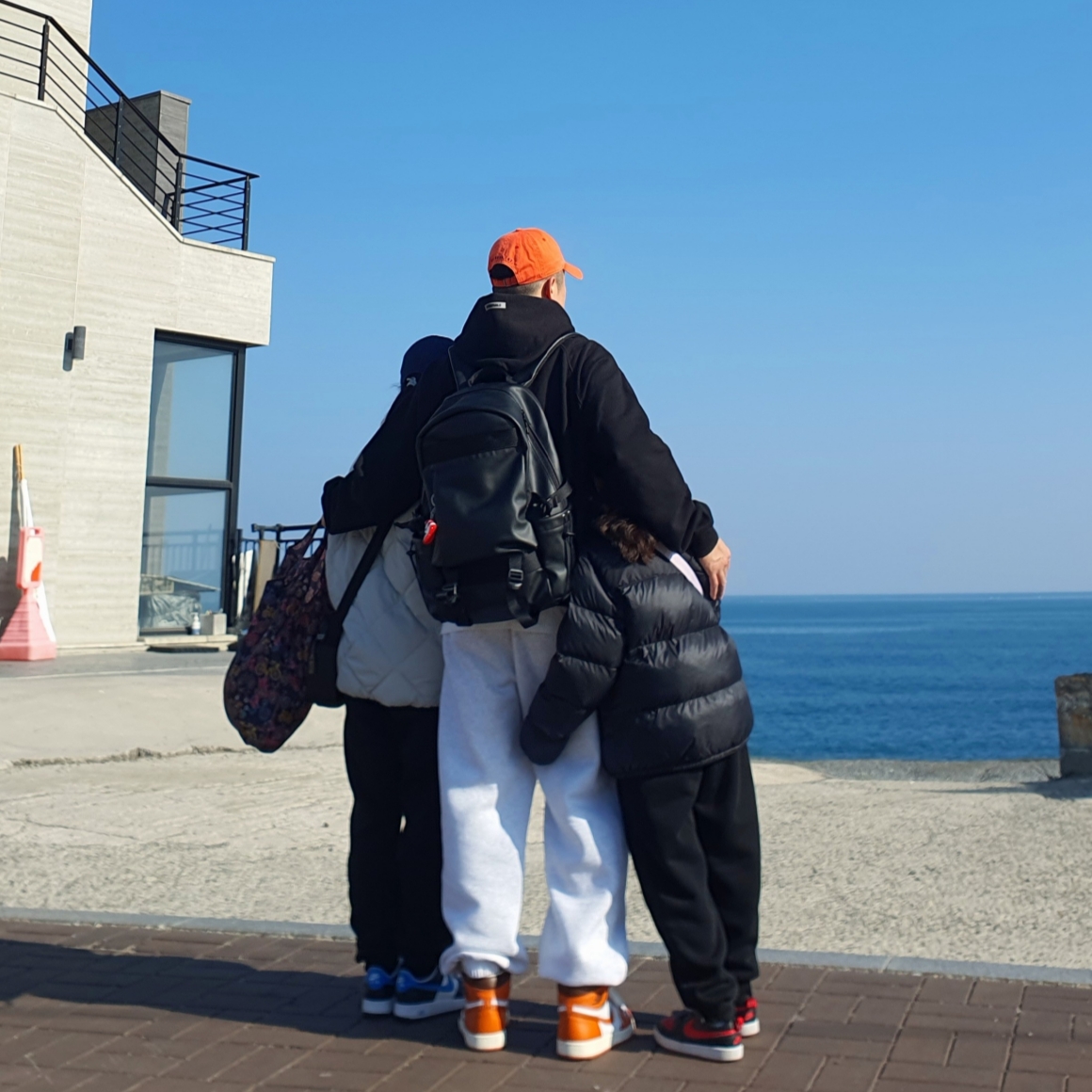 (W) Jordan 1 Retro High OG Starfish, Essentials 3D Silicon Applique Pullover Hoodie Dark Slate/Black 2020 착용 스타일 - 1