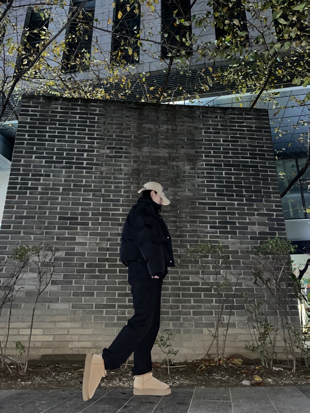 (W) UGG Classic Ultra Mini Platform Boots Chestnut 착용 스타일 - 2