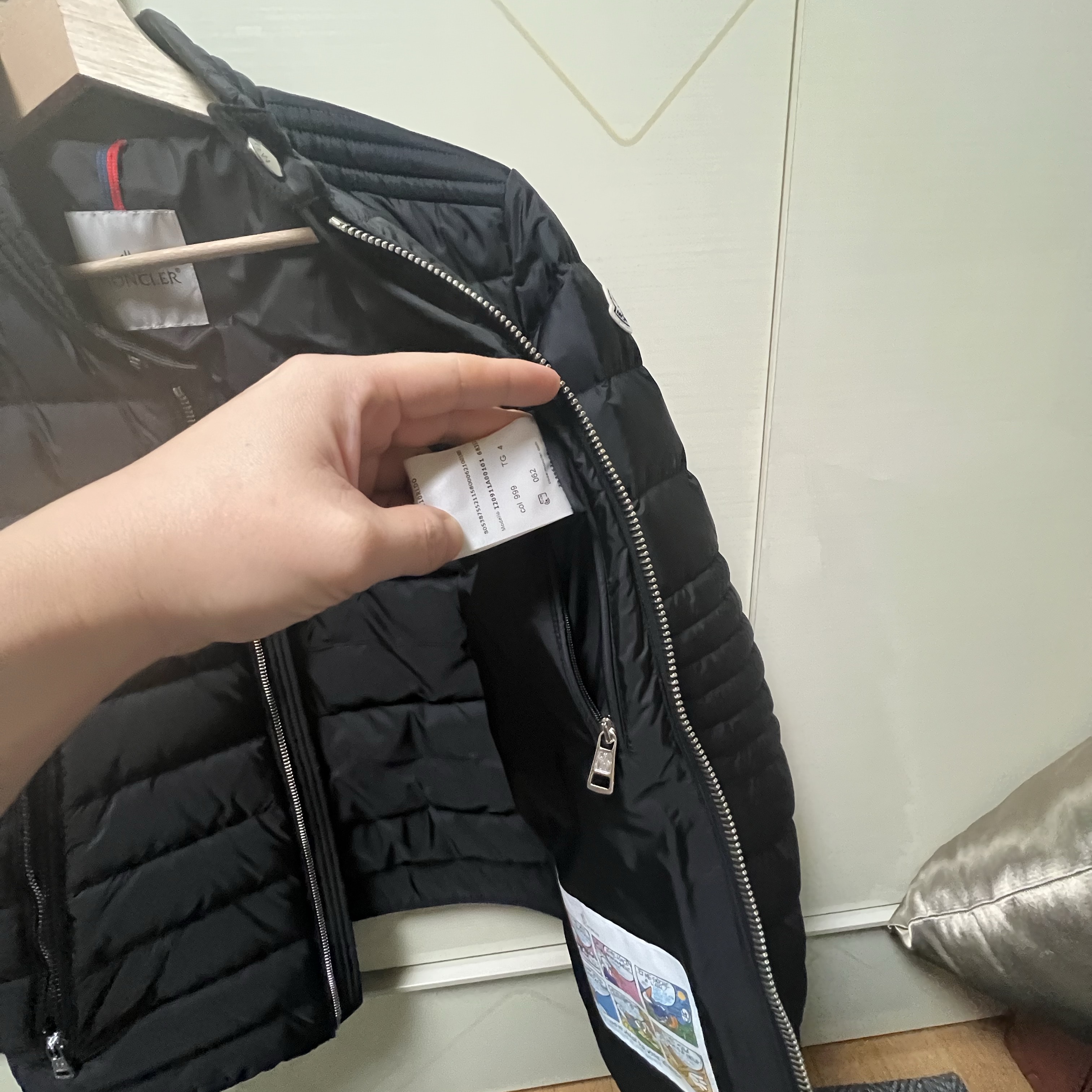Moncler Amiot Short Down Jacket Black - 23FW 착용 스타일 - 3